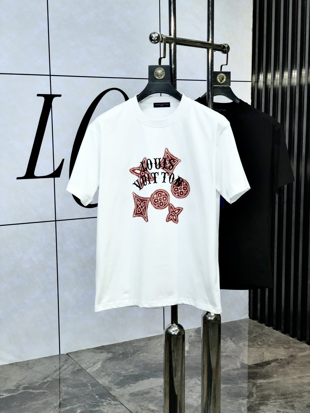 NO:133969,.Lv. Top products 2025 spring and summer new style first-time counter latest short-sleeved round-neck T-shirt, high-end customization, avant-garde and fashionable design!  Brand logo heavy craft design, high-end customized 260g fabric, soft feel, comfortable to wear, D counter-level exquisite car line, fine workmanship, invincible and handsome upper body effect!  A must-have item for handsome men!  Count s-xxL.s wear 175/130, louis vuitton, T-shirt,tees, t-shirt,alexander wang19860909.Lv.顶级货品2025春夏新款首发专柜最新款短袖圆领T恤 高端订制 设计前卫时尚！品牌logo重工艺设计 高端定制260克面料.手感柔软.穿着舒适.D专柜级别精致车线.做工精细.上身效果无敌帅气！型男必备单品！码数s-xxL.s穿175/130,,louis vuitton,T-shirt,tees，t-shirt,alexander wang,Men's clothing