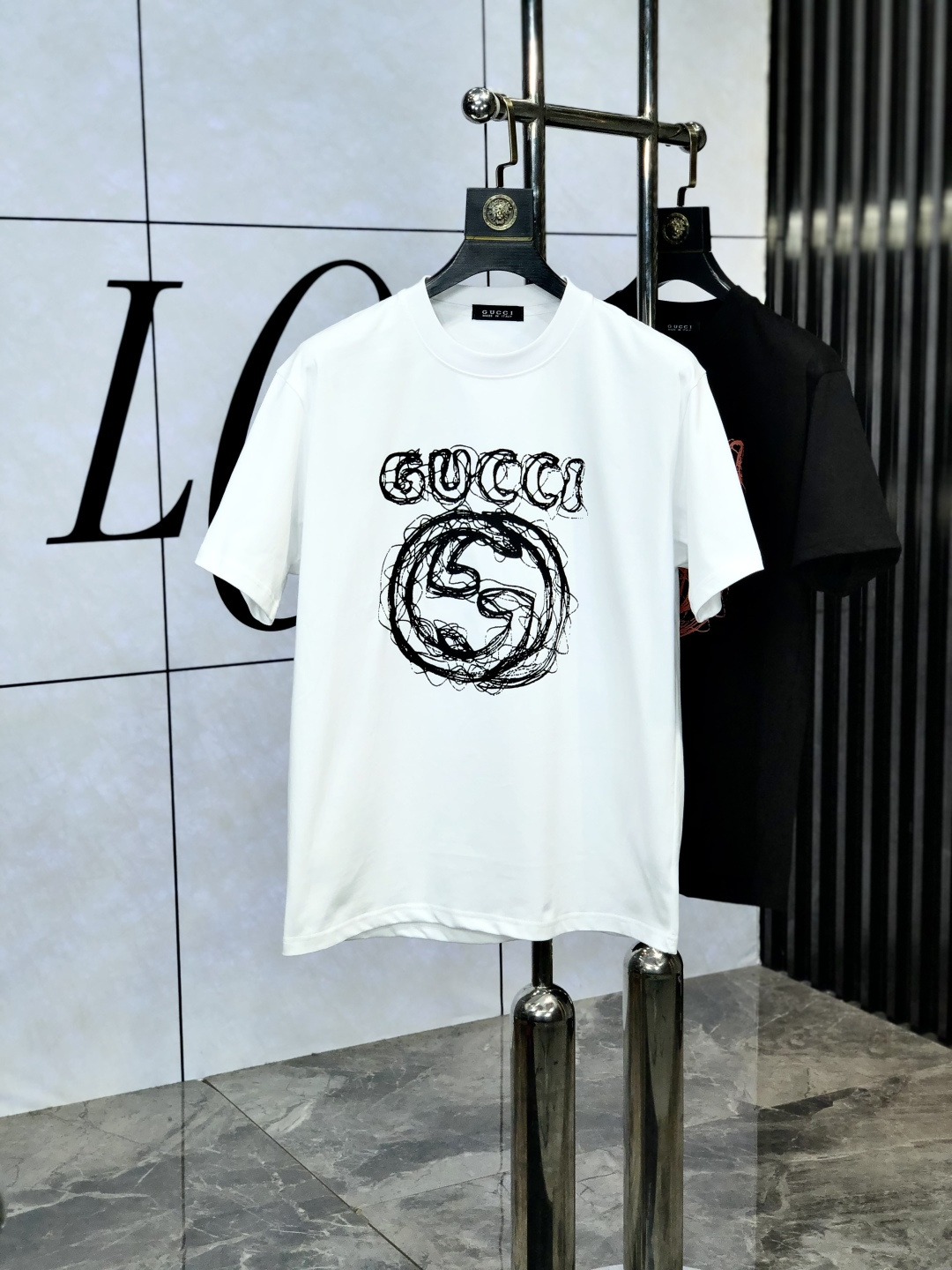 NO:133971,.Gucci. Top products 2025 spring and summer new first-time counter latest short-sleeved round-neck T-shirt, high-end customization, avant-garde and fashionable design!  Brand logo heavy craft design, high-end customized 260g fabric, soft feel, comfortable to wear, D counter-level exquisite car line, fine workmanship, invincible and handsome upper body effect!  A must-have item for handsome men!  Count s-xxL.s wear 175/130, gucci, T-shirt,tees, t-shirt,alexander wang19860909.Gucci.顶级货品2025春夏新款首发专柜最新款短袖圆领T恤 高端订制 设计前卫时尚！品牌logo重工艺设计 高端定制260克面料.手感柔软.穿着舒适.D专柜级别精致车线.做工精细.上身效果无敌帅气！型男必备单品！码数s-xxL.s穿175/130,,gucci,T-shirt,tees，t-shirt,alexander wang,Men's clothing