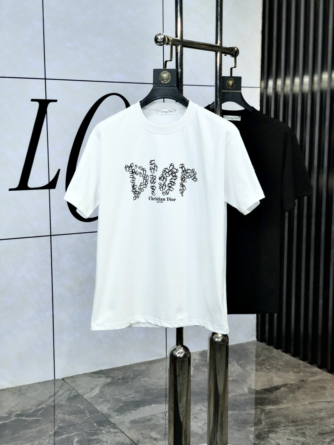NO:133975,.Dior. Top-level products 2025 spring and summer new first-time counter latest short-sleeved round-neck T-shirt, high-end customization, avant-garde and fashionable design!  Brand logo heavy craft design, high-end customized 260g fabric, soft feel, comfortable to wear, D counter-level exquisite car line, fine workmanship, invincible and handsome upper body effect!  A must-have item for handsome men!  Count s-xxL.s wear 175/130,dior,T-shirt,tees,t-shirt,alexander wang19860909.Dior.顶级货品2025春夏新款首发专柜最新款短袖圆领T恤 高端订制 设计前卫时尚！品牌logo重工艺设计 高端定制260克面料.手感柔软.穿着舒适.D专柜级别精致车线.做工精细.上身效果无敌帅气！型男必备单品！码数s-xxL.s穿175/130,,dior,T-shirt,tees，t-shirt,alexander wang,Men's clothing