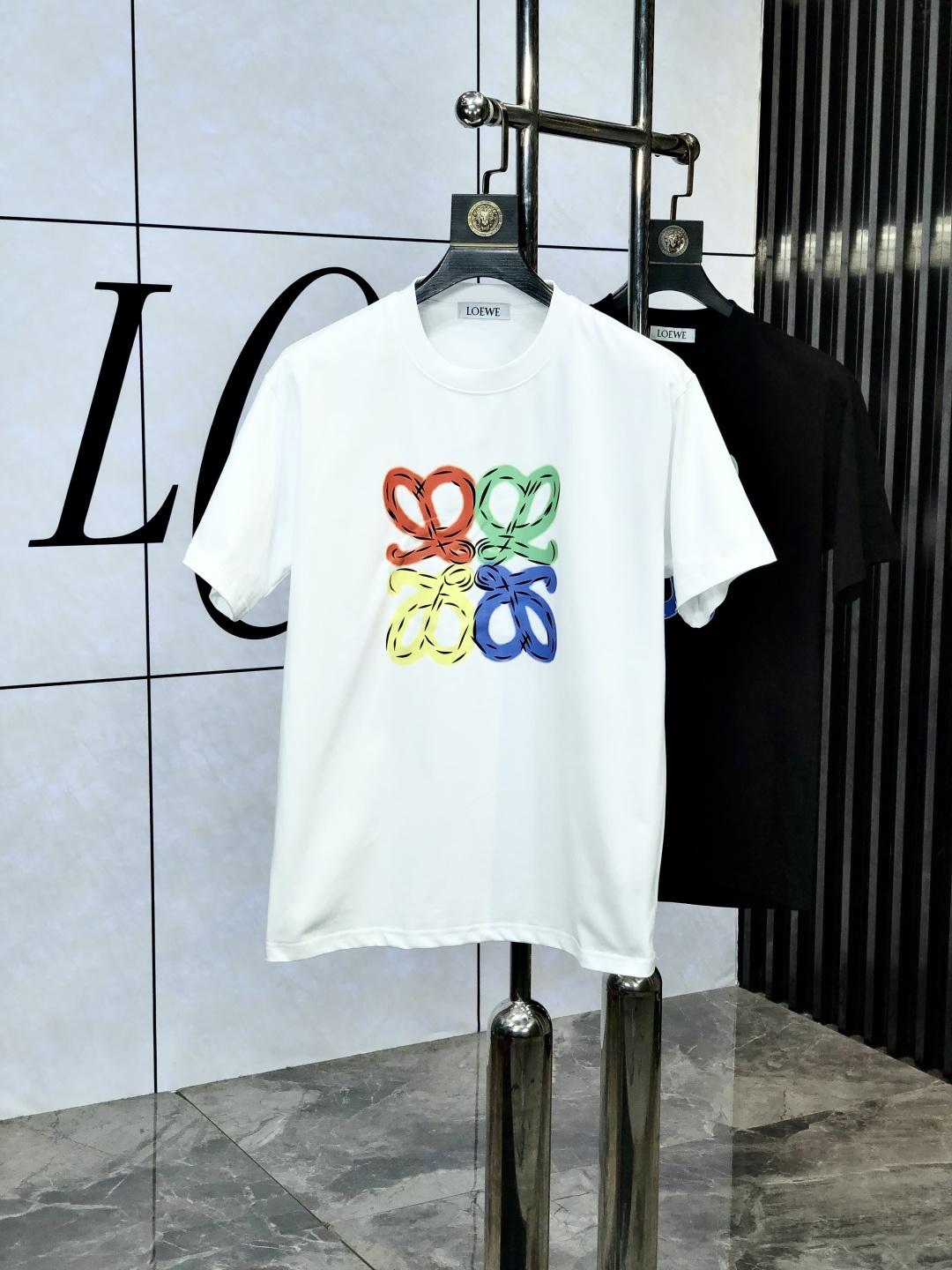 NO:133977,.Luo Yiwei. Top products 2025 spring and summer new first-time counter latest short-sleeved round-neck T-shirt, high-end customization, avant-garde and fashionable design!  Brand logo heavy craft design, high-end customized 260g fabric, soft feel, comfortable to wear, D counter-level exquisite car line, fine workmanship, invincible and handsome upper body effect!  A must-have item for handsome men!  Count s-xxL.s wear 175/130, loewe, T-shirt,tees, t-shirt,alexander wang19860909.罗意威.顶级货品2025春夏新款首发专柜最新款短袖圆领T恤 高端订制 设计前卫时尚！品牌logo重工艺设计 高端定制260克面料.手感柔软.穿着舒适.D专柜级别精致车线.做工精细.上身效果无敌帅气！型男必备单品！码数s-xxL.s穿175/130,,loewe,T-shirt,tees，t-shirt,alexander wang,Men's clothing
