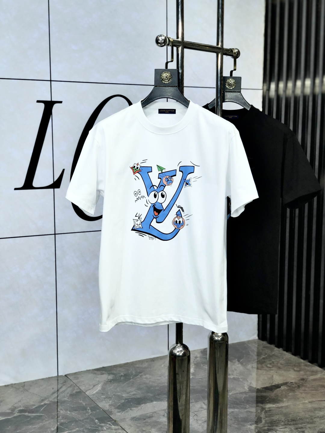 NO:133960,.Lv. Top products 2025 spring and summer new style first-time counter latest short-sleeved round-neck T-shirt, high-end customization, avant-garde and fashionable design!  Brand logo heavy craft design, high-end customized 260g fabric, soft feel, comfortable to wear, D counter-level exquisite car line, fine workmanship, invincible and handsome upper body effect!  A must-have item for handsome men!  Count s-xxL.s wear 175/130, louis vuitton, T-shirt,tees, t-shirt,alexander wang19860909.Lv.顶级货品2025春夏新款首发专柜最新款短袖圆领T恤 高端订制 设计前卫时尚！品牌logo重工艺设计 高端定制260克面料.手感柔软.穿着舒适.D专柜级别精致车线.做工精细.上身效果无敌帅气！型男必备单品！码数s-xxL.s穿175/130,,louis vuitton,T-shirt,tees，t-shirt,alexander wang,Men's clothing