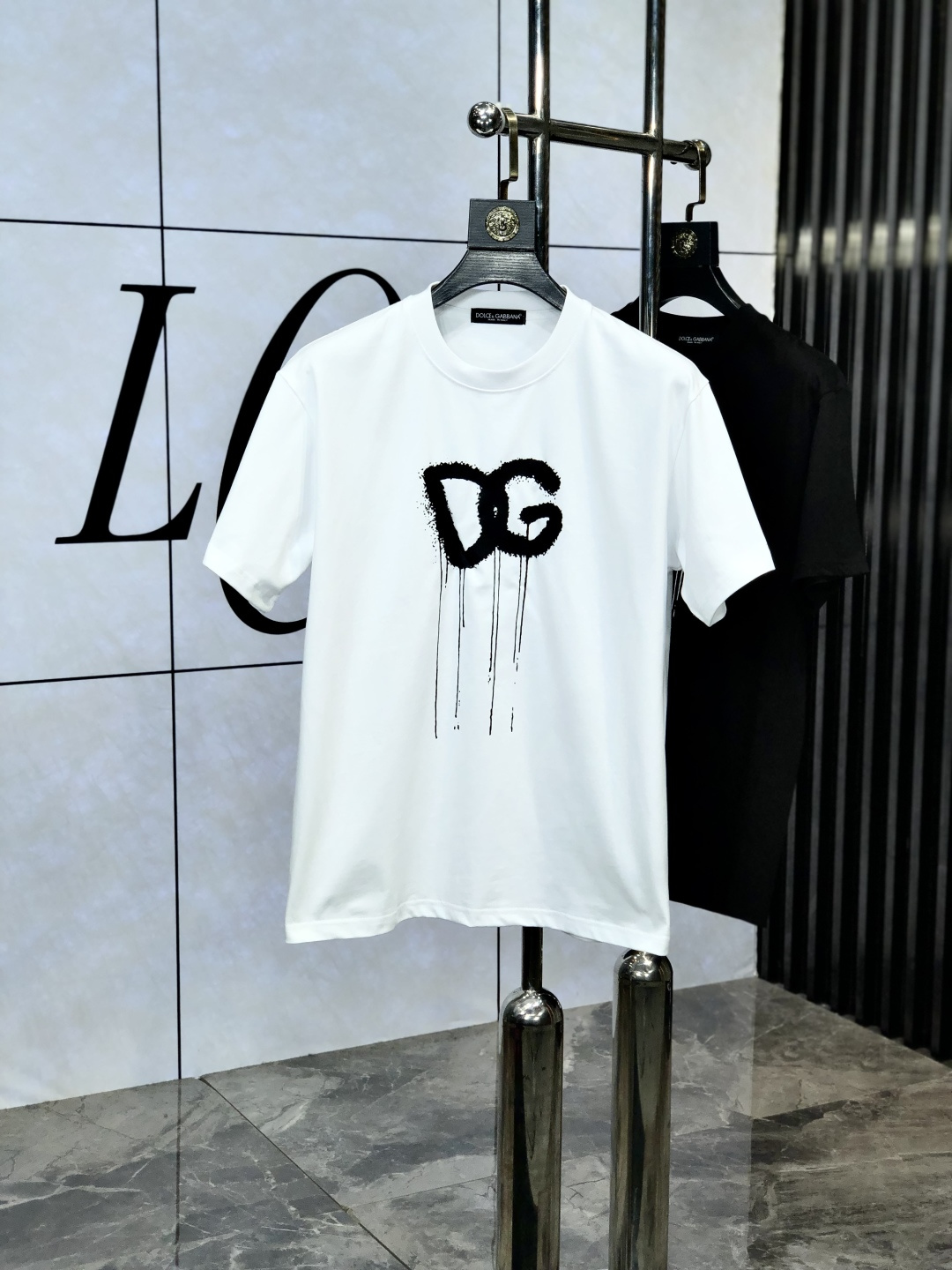 NO:133962,.D&G. Top products 2025 spring and summer new style first launch counter latest short-sleeved round neck T-shirt, high-end customization, avant-garde and fashionable design!  Brand logo heavy craft design, high-end customized 260g fabric, soft feel, comfortable to wear, D counter-level exquisite car line, fine workmanship, invincible and handsome upper body effect!  A must-have item for handsome men!  Count s-xxL.s wear 175/130, Dolce & Gabbana, T-shirt, tees, t-shirt, alexander wang19860909.D&G.顶级货品2025春夏新款首发专柜最新款短袖圆领T恤 高端订制 设计前卫时尚！品牌logo重工艺设计 高端定制260克面料.手感柔软.穿着舒适.D专柜级别精致车线.做工精细.上身效果无敌帅气！型男必备单品！码数s-xxL.s穿175/130,,Dolce&Gabbana,T-shirt,tees，t-shirt,alexander wang,Men's clothing