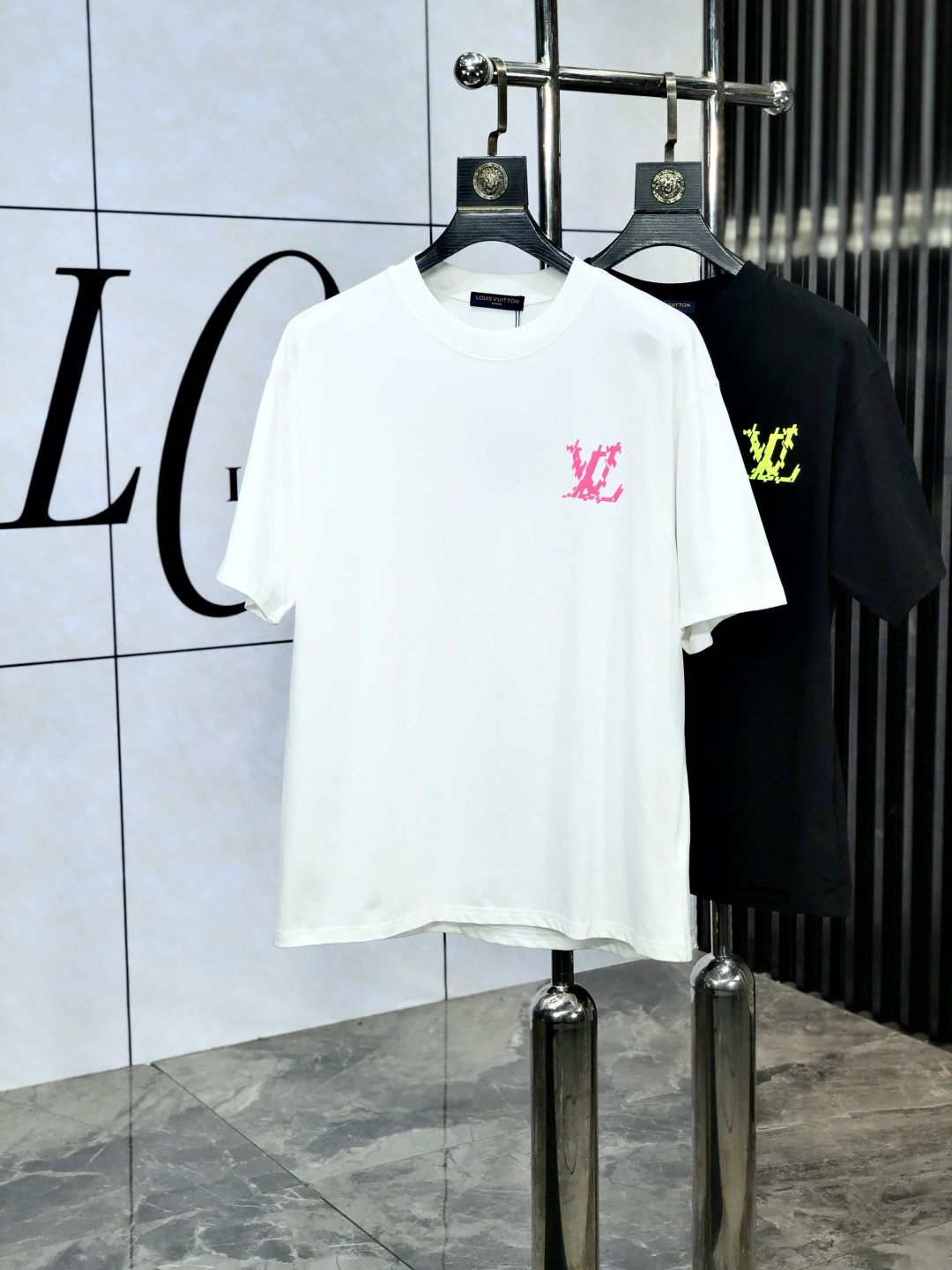 NO:133974,.Lv. Top products 2025 spring and summer new style first-time counter latest short-sleeved round-neck T-shirt, high-end customization, avant-garde and fashionable design!  Brand logo heavy craft design, high-end customized 260g fabric, soft feel, comfortable to wear. 8 counter-level exquisite car line. Fine workmanship, invincible and handsome upper body effect!  A must-have item for handsome men!  Count m-3xL.m wear 175/130, louis vuitton, T-shirt,tees, t-shirt,alexander wang19860909.Lv.顶级货品2025春夏新款首发专柜最新款短袖圆领T恤 高端订制 设计前卫时尚！品牌logo重工艺设计 高端定制260克面料.手感柔软.穿着舒适.8专柜级别精致车线.做工精细.上身效果无敌帅气！型男必备单品！码数m-3xL.m穿175/130,,louis vuitton,T-shirt,tees，t-shirt,alexander wang,Men's clothing