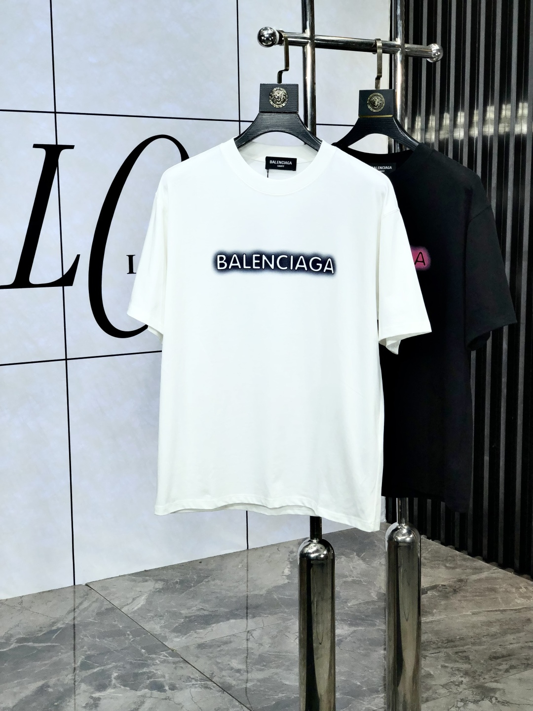 NO:133976,.Balenicaga Top products 2025 spring and summer new first-time counter latest short-sleeved round-neck T-shirt, high-end customization, avant-garde and fashionable design!  Brand logo heavy craft design, high-end customized 260g fabric, soft feel, comfortable to wear. 8 counter-level exquisite car line. Fine workmanship, invincible and handsome upper body effect!  A must-have item for handsome men!  Count m-3xL.m wear 175/130, balenciaga, T-shirt,tees, t-shirt,alexander wang19860909.巴黎世家 顶级货品2025春夏新款首发专柜最新款短袖圆领T恤 高端订制 设计前卫时尚！品牌logo重工艺设计 高端定制260克面料.手感柔软.穿着舒适.8专柜级别精致车线.做工精细.上身效果无敌帅气！型男必备单品！码数m-3xL.m穿175/130,,balenciaga,T-shirt,tees，t-shirt,alexander wang,Men's clothing