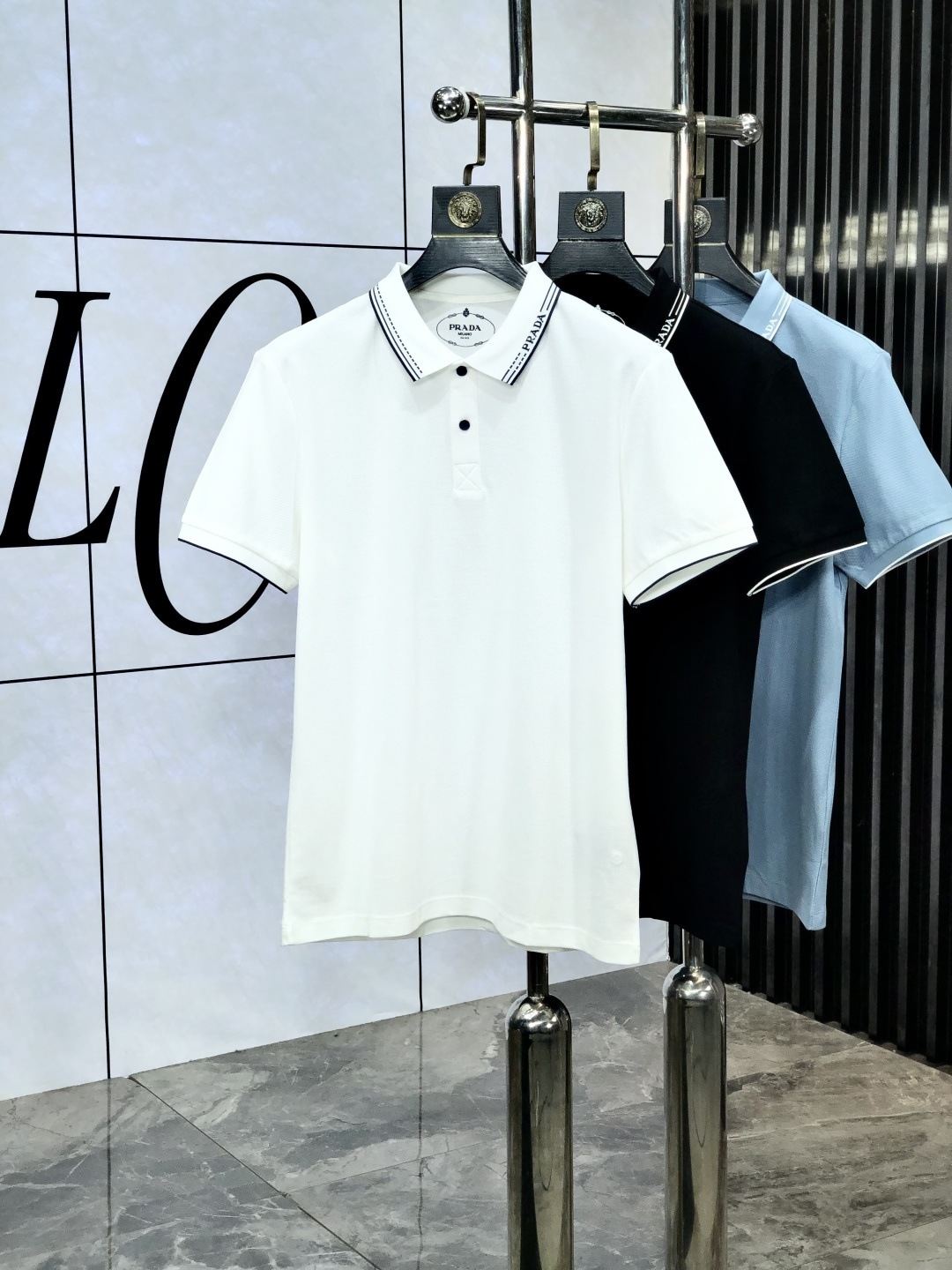 NO:133979,.Prada. 2025 spring and summer new short-sleeved polo shirt, fashionable and versatile, hot custom imported mercerized bead floor cotton fabric, high-density cotton material, b chest craft logo logo pattern, super soft and delicate feel, skin-friendly and comfortable to wear, high-end boutique, fine-looking upper body is very good, men's must-have item. Size m-3xL.m wear 175/130,,prada,T-shirt,alexander wang19860909.普拉达.2025春夏新款短袖polo衫,时尚百搭 爆款定制进口丝光珠地棉面料,高密度棉质材质,b胸前工艺logo标志图案,手感超柔软细腻 穿着亲肤舒适 高端精品 精细做上身非常赞 男士必备单品.尺码 m-3xL.m穿175/130,,prada,T-shirt,alexander wang,Men's clothing