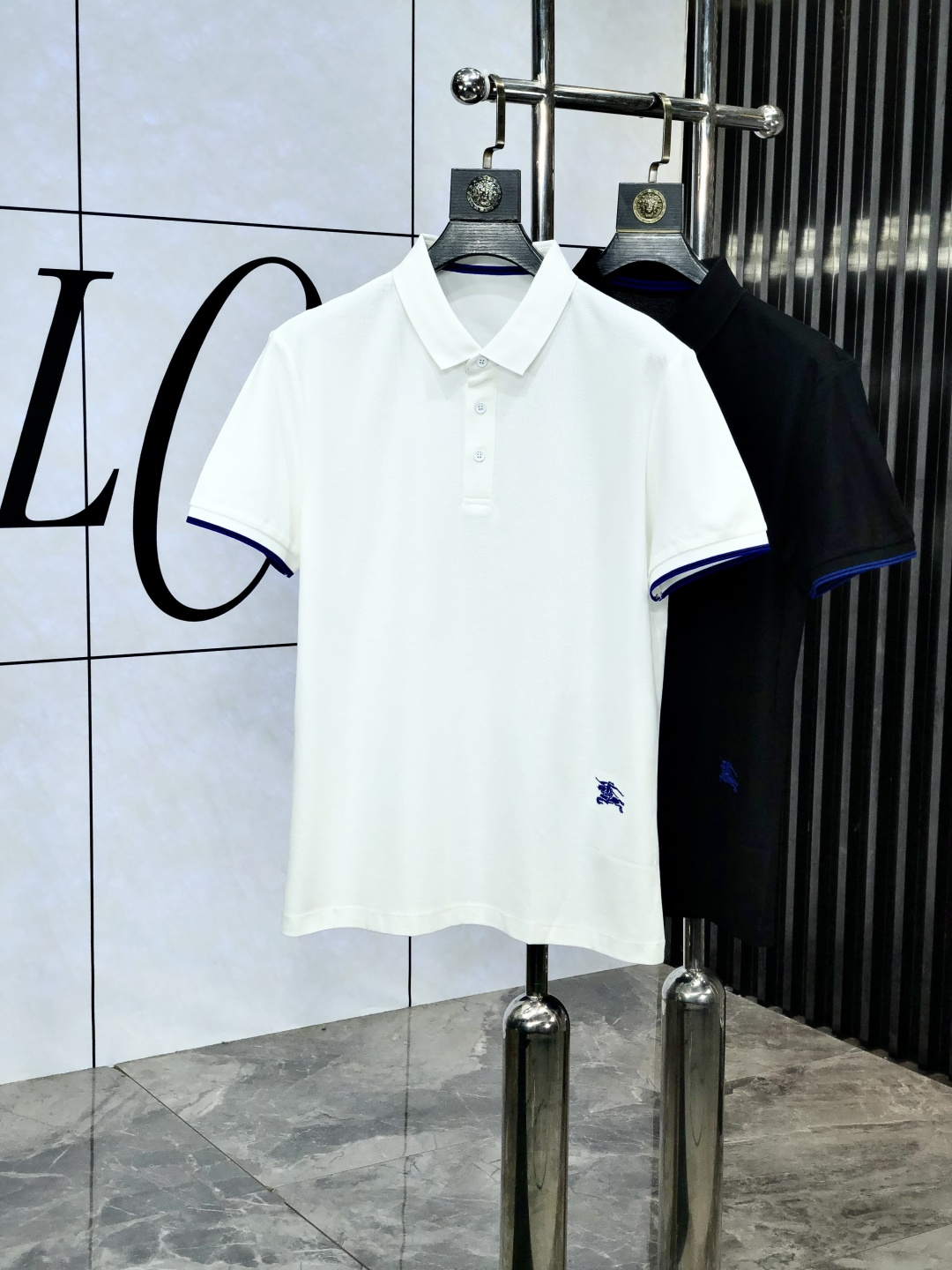 NO:133980,.Burberry. 2025 spring and summer new short-sleeved polo shirt, fashionable and versatile, hot custom imported mercerized bead floor cotton fabric, high-density cotton material, b chest craft logo logo pattern, super soft and delicate feel, skin-friendly and comfortable to wear, high-end boutique, fine-looking upper body is very good, a must-have item for men. Size m-3xL.m wear 175/130, burberry, T-shirt, alexander wang19860909.巴宝莉.2025春夏新款短袖polo衫,时尚百搭 爆款定制进口丝光珠地棉面料,高密度棉质材质,b胸前工艺logo标志图案,手感超柔软细腻 穿着亲肤舒适 高端精品 精细做上身非常赞 男士必备单品.尺码 m-3xL.m穿175/130,,burberry,T-shirt,alexander wang,Men's clothing