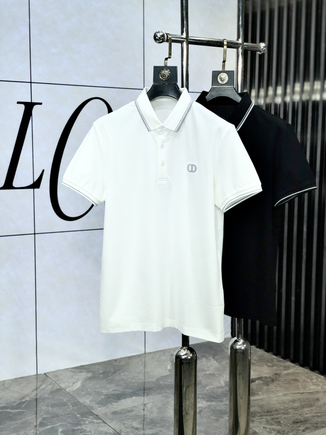 NO:133982,.Dior.2025 spring and summer new short-sleeved polo shirt, fashionable and versatile, hot custom imported mercerized bead floor cotton fabric, high-density cotton material, b chest craft logo logo pattern, super soft and delicate feel, skin-friendly and comfortable to wear, high-end boutique, fine-looking upper body is very good, a must-have item for men. Size m-3xL.m wear 175/130,,dior,T-shirt,alexander wang19860909.Dior.2025春夏新款短袖polo衫,时尚百搭 爆款定制进口丝光珠地棉面料,高密度棉质材质,b胸前工艺logo标志图案,手感超柔软细腻 穿着亲肤舒适 高端精品 精细做上身非常赞 男士必备单品.尺码 m-3xL.m穿175/130,,dior,T-shirt,alexander wang,Men's clothing