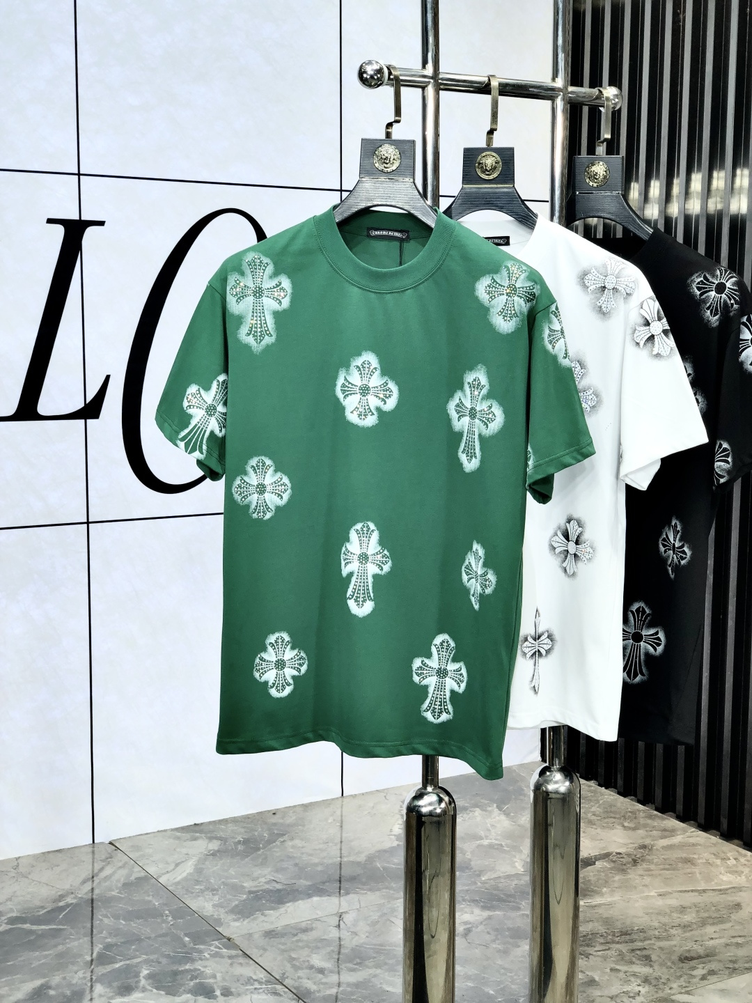 NO:133983,.Croxin. 2025 spring and summer new style letter logo round neck short-sleeved T-shirt, spring and summer casual outfit is essential, original pure cotton fabric. It is completely reflected in the high-end aesthetic workmanship, and the workmanship is more exquisite and atmospheric, with a strong three-dimensional feeling, which is very stunning, the fabric is soft and skin-friendly, and the upper body is a bit lazy and high-end feel. This wash T-T-T-T-T-T-T-T-T-T-T-T-T-T-T-T-T-T-T-T-T-T-T-T-T-T-T-T-T-T-T-T-T-T-T-T-T-T-T-T-T-T-T-T-T-T-T-T-T-T-T-T-T-T-T-T-T-T-T-T-T-T-T-T-T-T-T-T-T-T-T-T-T-T-T-T-T-T-T-T-T-T-T-T-T-T-T-T-T-T-T-T-T-T-T-T-T-T-T-T-T-T-T-T-T-T-T-T-T-T-T-T-T-T-T-T-T-T-T-T-T-T-T-T-T-T-T-T-T-T-T-T-T-T-T-T-T-T-T-T-T-T-T-T-T-T-T-T-T-T-T-T-T-T-T-T-T-T-T-T-T-T-T-T-T-T-T-T-T-T-T-T-T-T-T-T-T-T-T-T-T-T-T-T-T-T-T-T-T-T-T-T-T-T-T-T-T-T19860909.克罗心.2025春夏新款 字母logo圆领短袖t恤,春夏休闲穿搭必不可少,原版纯棉面料.完完全全体现在高级审美的做工上,做工更是精致大气,z立体感超强,非常惊艳,面料柔软亲肤,上身一丝丝慵懒又高级的feel,这款水洗t绝对是今年绝对的基础款之王,男女同款搭配穿出奢侈品高订的感觉.码数S-xxL.s穿175/130,,chrome hearts,T-shirt,tees，t-shirt,alexander wang,Men's clothing