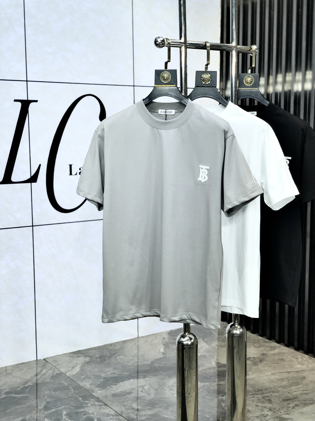 NO:133984,.Burberry. 2025 spring and summer new style letter logo round neck short-sleeved T-shirt, spring and summer casual outfit is essential, original pure cotton fabric. It is completely reflected in the high-end aesthetic workmanship, and the workmanship is more exquisite and atmospheric, with a strong three-dimensional feeling, which is very stunning, the fabric is soft and skin-friendly, and the upper body is a bit lazy and high-end feel. This washing T-T-T-T-T-T-T-T-T-T-T-T-T-T-T-T-T-T-T-T-T-T-T-T-T-T-T-T-T-T-T-T-T-T-T-T-T-T-T-T-T-T-T-T-T-T-T-T-T-T-T-T-T-T-T-T-T-T-T-T-T-T-T-T-T-T-T-T-T-T-T-T-T-T-T-T-T-T-T-T-T-T-T-T-T-T-T-T-T-T-T-T-T-T-T-T-T-T-T-T-T-T-T-T-T-T-T-T-T-T-T-T-T-T-T-T-T-T-T-T-T-T-T-T-T-T-T-T-T-T-T-T-T-T-T-T-T-T-T-T-T-T-T-T-T-T-T-T-T-T-T-T-T-T-T-T-T-T-T-T-T-T-T-T-T-T-T-T-T-T-T-T-T-T-T-T-T-T-T-T-T-T-T-T-T-T-T-T-T-T-T-T-T-T-T-T-T-T19860909.巴宝莉.2025春夏新款 字母logo圆领短袖t恤,春夏休闲穿搭必不可少,原版纯棉面料.完完全全体现在高级审美的做工上,做工更是精致大气,z立体感超强,非常惊艳,面料柔软亲肤,上身一丝丝慵懒又高级的feel,这款水洗t绝对是今年绝对的基础款之王,男女同款搭配穿出奢侈品高订的感觉.码数S-xxL.s穿175/130,,burberry,T-shirt,tees，t-shirt,alexander wang,Men's clothing