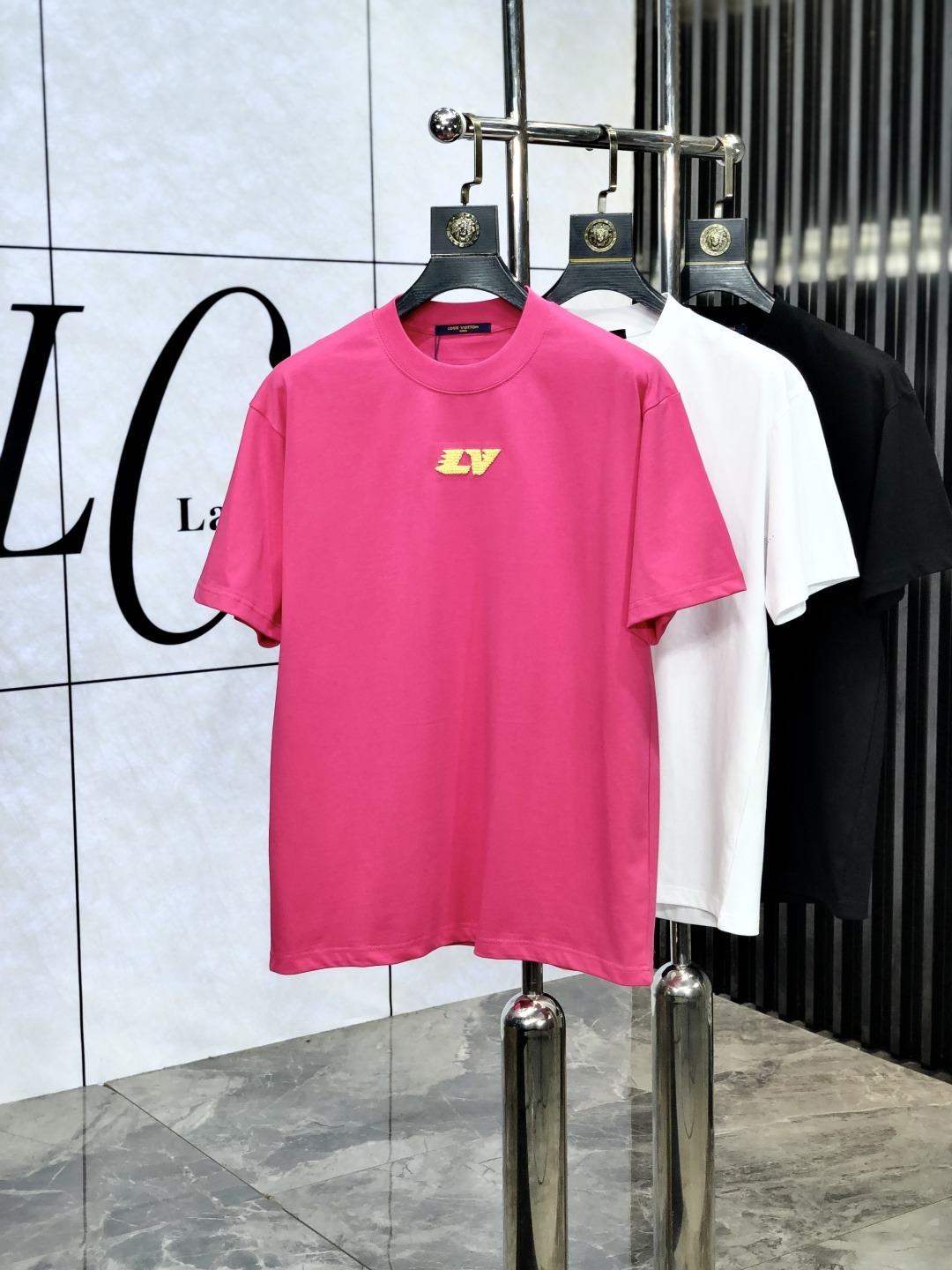NO:133986,.Lv.2025 spring and summer new style letter logo round neck short-sleeved T-shirt, spring and summer casual outfit is essential, original pure cotton fabric. It is completely reflected in the high-end aesthetic workmanship, and the workmanship is more exquisite and atmospheric, with a strong three-dimensional feeling, which is very stunning, the fabric is soft and skin-friendly, and the upper body is a bit lazy and high-end feel. This washing T-t is definitely the absolute basic style of this year. The same style of men and women makes the feeling of luxury and high order. S-xxL.s wear 175/130,,louis vuitton, T-shirt,tees, t-shirt,alexander wang19860909.Lv.2025春夏新款 字母logo圆领短袖t恤,春夏休闲穿搭必不可少,原版纯棉面料.完完全全体现在高级审美的做工上,做工更是精致大气,z立体感超强,非常惊艳,面料柔软亲肤,上身一丝丝慵懒又高级的feel,这款水洗t绝对是今年绝对的基础款之王,男女同款搭配穿出奢侈品高订的感觉.码数S-xxL.s穿175/130,,louis vuitton,T-shirt,tees，t-shirt,alexander wang,Men's clothing