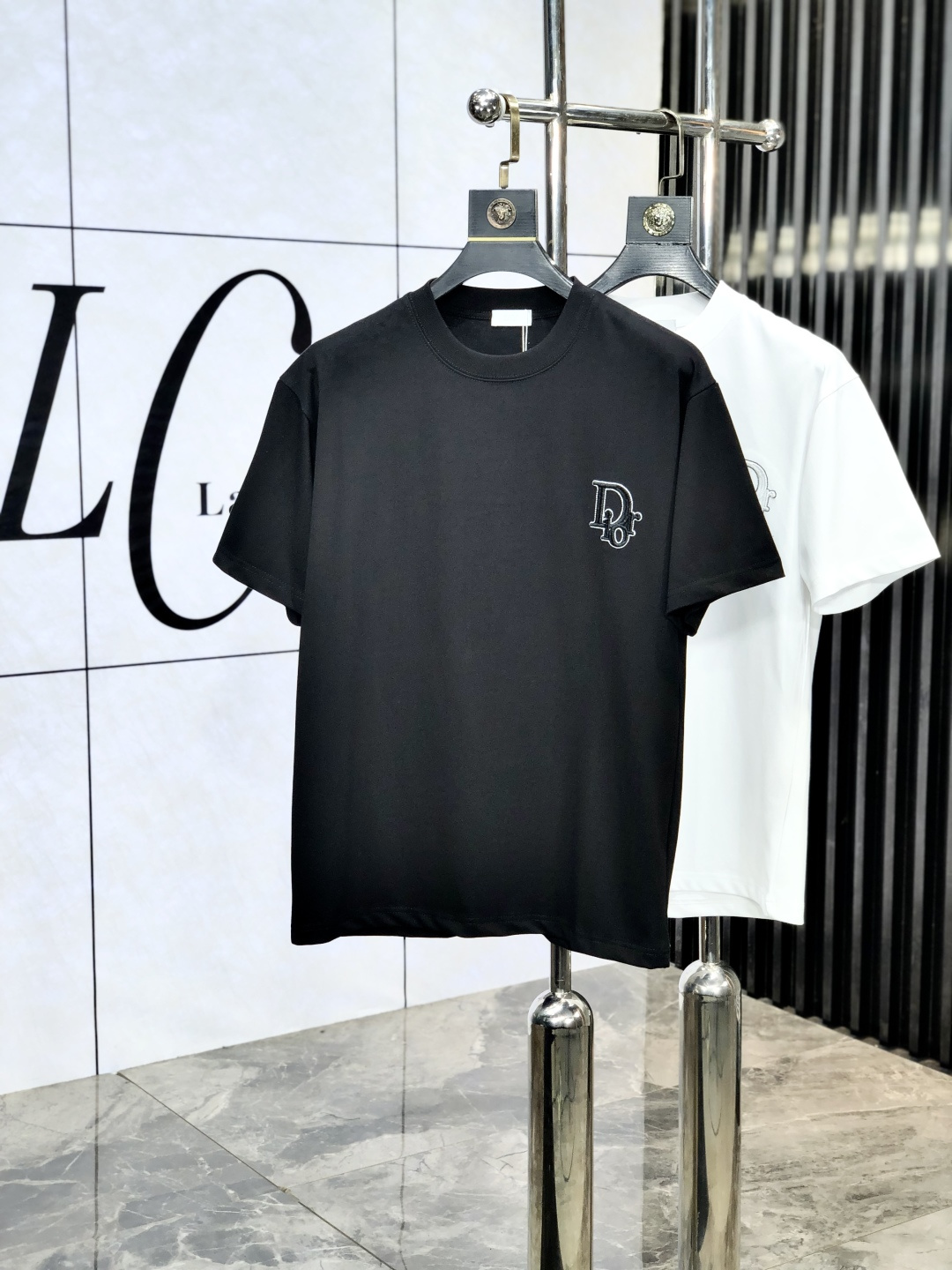 NO:133988,.Dior.2025 spring and summer new style letter logo round neck short-sleeved T-shirt, spring and summer casual outfit is essential, original pure cotton fabric. It is completely reflected in the high-end aesthetic workmanship, and the workmanship is more exquisite and atmospheric, with a strong three-dimensional feeling, which is very stunning, the fabric is soft and skin-friendly, and the upper body is a bit lazy and high-end feel. This washing T-T-T-T-T-T-T-T-T-T-T-T-T-T-T-T-T-T-T-T-T-T-T-T-T-T-T-T-T-T-T-T-T-T-T-T-T-T-T-T-T-T-T-T-T-T-T-T-T-T-T-T-T-T-T-T-T-T-T-T-T-T-T-T-T-T-T-T-T-T-T-T-T-T-T-T-T-T-T-T-T-T-T-T-T-T-T-T-T-T-T-T-T-T-T-T-T-T-T-T-T-T-T-T-T-T-T-T-T-T-T-T-T-T-T-T-T-T-T-T-T-T-T-T-T-T-T-T-T-T-T-T-T-T-T-T-T-T-T-T-T-T-T-T-T-T-T-T-T-T-T-T-T-T-T-T-T-T-T-T-T-T-T-T-T-T-T-T-T-T-T-T-T-T-T-T-T-T-T-T-T-T-T-T-T-T-T-T-T-T-T-T-T-T-T-T-T-T-19860909.Dior.2025春夏新款 字母logo圆领短袖t恤,春夏休闲穿搭必不可少,原版纯棉面料.完完全全体现在高级审美的做工上,做工更是精致大气,z立体感超强,非常惊艳,面料柔软亲肤,上身一丝丝慵懒又高级的feel,这款水洗t绝对是今年绝对的基础款之王,男女同款搭配穿出奢侈品高订的感觉.码数S-xxL.s穿175/130,,dior,T-shirt,tees，t-shirt,alexander wang,Men's clothing