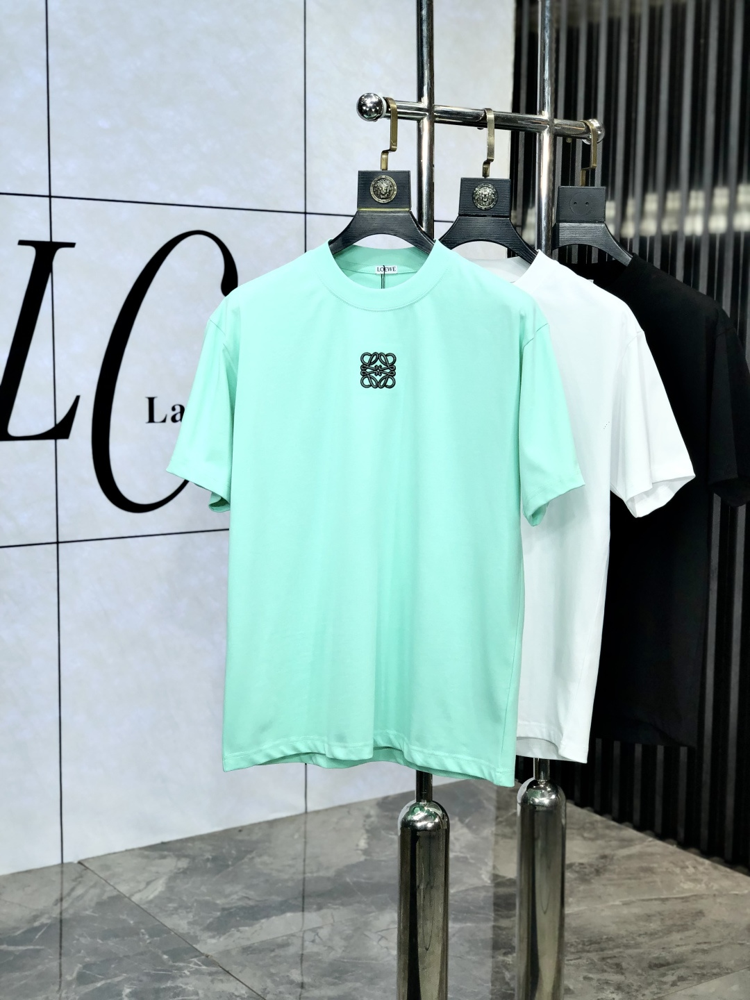 NO:133992,. Luo Yiwei. 2025 spring and summer new style letter logo round neck short-sleeved T-shirt, spring and summer casual outfit is essential, original pure cotton fabric. It is completely reflected in the high-end aesthetic workmanship, and the workmanship is more exquisite and atmospheric, with a strong three-dimensional feeling, which is very stunning, the fabric is soft and skin-friendly, and the upper body is a bit lazy and high-end feel. This washing T-T-T-T-T-T-T-T-T-T-T-T-T-T-T-T-T-T-T-T-T-T-T-T-T-T-T-T-T-T-T-T-T-T-T-T-T-T-T-T-T-T-T-T-T-T-T-T-T-T-T-T-T-T-T-T-T-T-T-T-T-T-T-T-T-T-T-T-T-T-T-T-T-T-T-T-T-T-T-T-T-T-T-T-T-T-T-T-T-T-T-T-T-T-T-T-T-T-T-T-T-T-T-T-T-T-T-T-T-T-T-T-T-T-T-T-T-T-T-T-T-T-T-T-T-T-T-T-T-T-T-T-T-T-T-T-T-T-T-T-T-T-T-T-T-T-T-T-T-T-T-T-T-T-T-T-T-T-T-T-T-T-T-T-T-T-T-T-T-T-T-T-T-T-T-T-T-T-T-T-T-T-T-T-T-T-T-T-T-T-T-T-T-T-T-T-T-T19860909.罗意威.2025春夏新款 字母logo圆领短袖t恤,春夏休闲穿搭必不可少,原版纯棉面料.完完全全体现在高级审美的做工上,做工更是精致大气,z立体感超强,非常惊艳,面料柔软亲肤,上身一丝丝慵懒又高级的feel,这款水洗t绝对是今年绝对的基础款之王,男女同款搭配穿出奢侈品高订的感觉.码数S-xxL.s穿175/130,,loewe,T-shirt,tees，t-shirt,alexander wang,Men's clothing