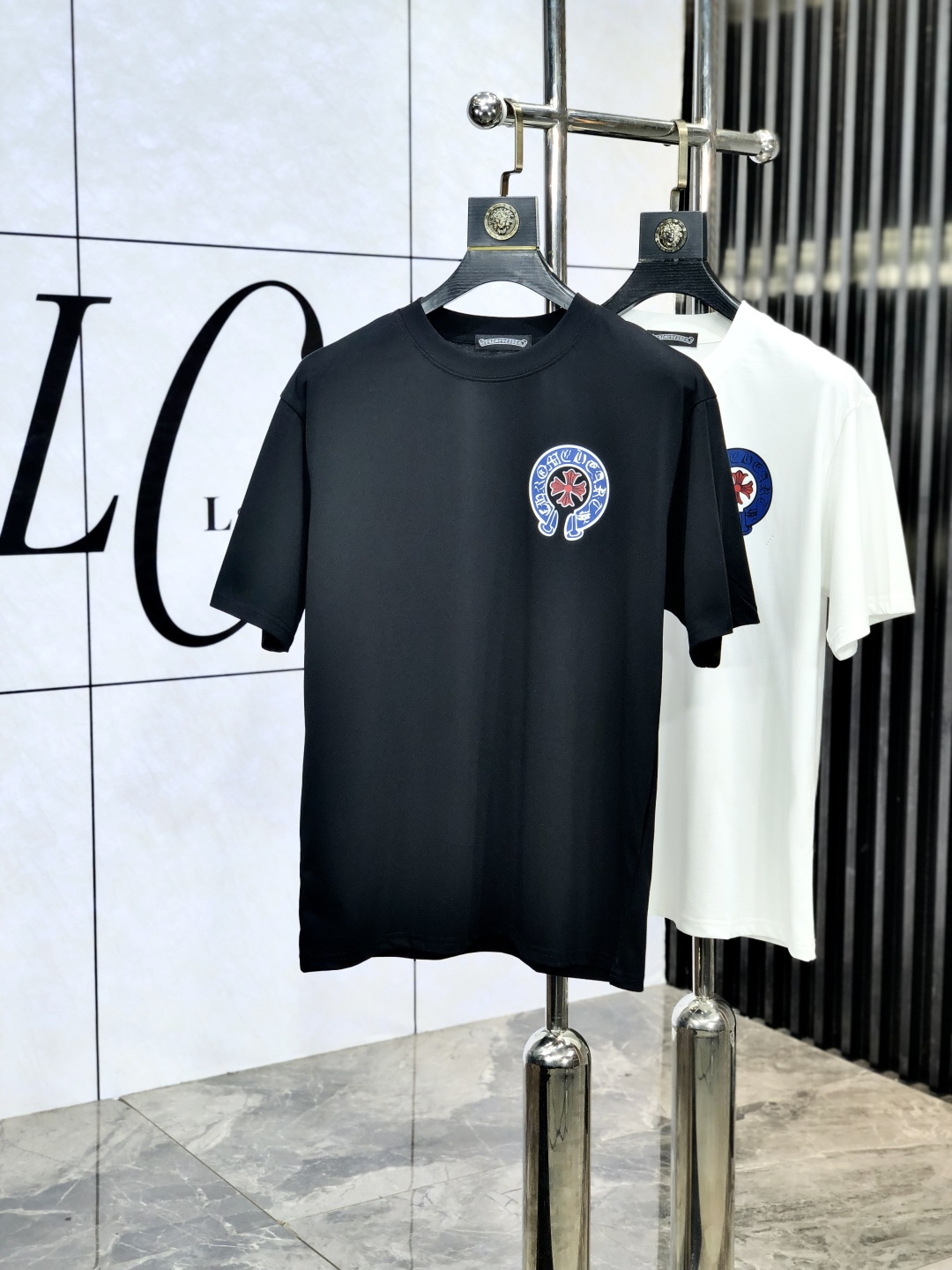 NO:456694,.Croxin. Wear 200 catties. Loose version Top products 2025 spring and summer new first-time counter latest short-sleeved round-neck T-shirt, high-end customization, avant-garde and fashionable design!  Brand logo heavy craftsmanship design, high-end customized tensile fabric, soft feel, comfortable to wear, D counter-level exquisite car line, L fine workmanship, invincible and handsome upper body effect!  A must-have item for handsome men!  Count s-xxL.s wear 175/130, chrome hearts, T-shirt,tees, t-shirt,alexander wang19860909.克罗心.穿200斤.宽松版 顶级货品2025春夏新款首发专柜最新款短袖圆领T恤 高端订制 设计前卫时尚！品牌logo重工艺设计 高端定制天丝面料.手感柔软.穿着舒适.D专柜级别精致车线.L做工精细.上身效果无敌帅气！型男必备单品！码数s-xxL.s穿175/130,,chrome hearts,T-shirt,tees，t-shirt,alexander wang,Men's clothing