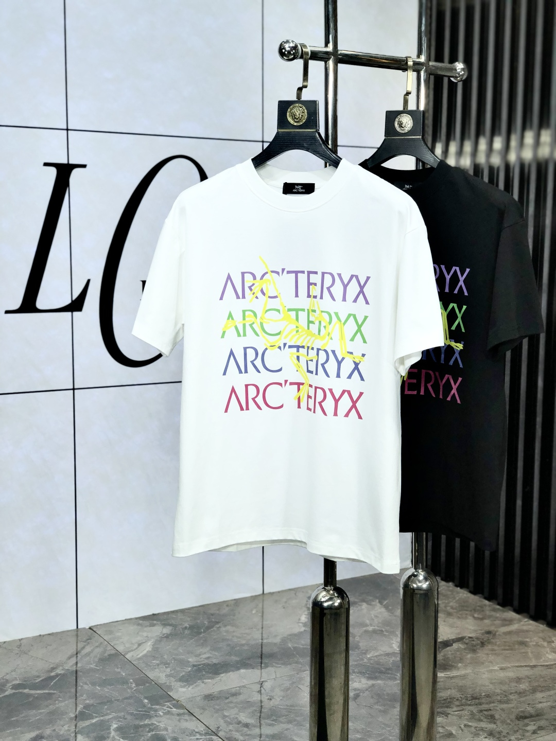 NO:148051,.Archaeau Bird. Top-level products 2025 spring and summer new first-time counter latest short-sleeved round-neck T-shirt, high-end customization, avant-garde and fashionable design!  Brand logo heavy craftsmanship design, high-end customized original European cotton fabric, soft feel, comfortable to wear. KD counter-level exquisite car line. Fine workmanship, invincible and handsome upper body effect!  A must-have item for handsome men!  Count s-xxL.s wear 175/130,arc'teryx,T-shirt,tees,t-shirt,alexander wang19860909.始祖鸟.顶级货品2025春夏新款首发专柜最新款短袖圆领T恤 高端订制 设计前卫时尚！品牌logo重工艺设计 高端定制原版欧棉面料.手感柔软.穿着舒适.kd专柜级别精致车线.做工精细.上身效果无敌帅气！型男必备单品！码数s-xxL.s穿175/130,arc'teryx,T-shirt,tees，t-shirt,alexander wang,Men's clothing