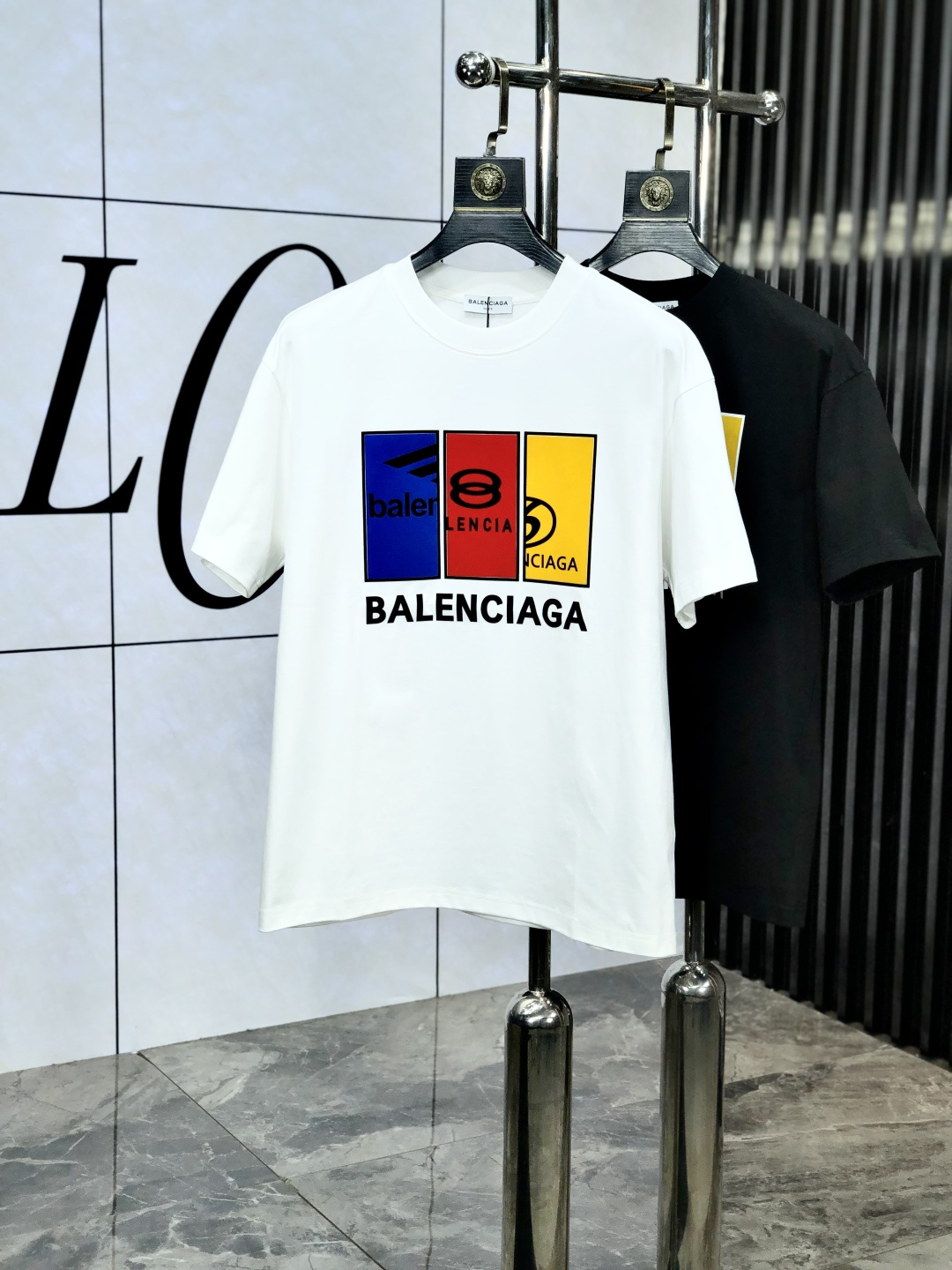 NO:148059,.Balenicaga. Top products 2025 spring and summer new first-time counter latest short-sleeved round-neck T-shirt, high-end customization, avant-garde and fashionable design!  Brand logo heavy craftsmanship design, high-end customized original European cotton fabric, soft feel, comfortable to wear. KD counter-level exquisite car line. Fine workmanship, invincible and handsome upper body effect!  A must-have item for handsome men!  Count s-xxL.s wear 175/130, balenciaga, T-shirt,tees, t-shirt,alexander wang19860909.巴黎世家.顶级货品2025春夏新款首发专柜最新款短袖圆领T恤 高端订制 设计前卫时尚！品牌logo重工艺设计 高端定制原版欧棉面料.手感柔软.穿着舒适.kd专柜级别精致车线.做工精细.上身效果无敌帅气！型男必备单品！码数s-xxL.s穿175/130,,balenciaga,T-shirt,tees，t-shirt,alexander wang,Men's clothing