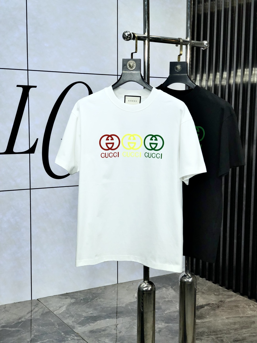 NO:148066,.Gucci. Top products 2025 spring and summer new first-time counter latest short-sleeved round-neck T-shirt, high-end customization, avant-garde and fashionable design!  Brand logo heavy craftsmanship design, high-end customized original European cotton fabric, soft feel, comfortable to wear. KD counter-level exquisite car line. Fine workmanship, invincible and handsome upper body effect!  A must-have item for handsome men!  Count s-xxL.s wear 175/130, gucci, T-shirt,tees, t-shirt,alexander wang19860909.Gucci.顶级货品2025春夏新款首发专柜最新款短袖圆领T恤 高端订制 设计前卫时尚！品牌logo重工艺设计 高端定制原版欧棉面料.手感柔软.穿着舒适.kd专柜级别精致车线.做工精细.上身效果无敌帅气！型男必备单品！码数s-xxL.s穿175/130,,gucci,T-shirt,tees，t-shirt,alexander wang,Men's clothing