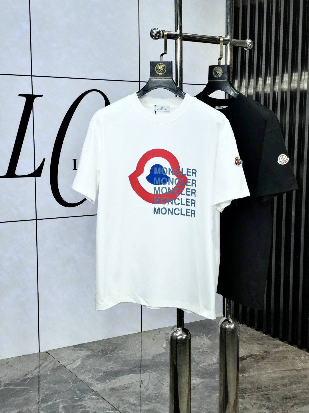 NO:148089,.Covered. Top-level products. 2025 spring and summer new style first-time counter latest short-sleeved round-neck T-shirt, high-end customization, avant-garde and fashionable design!  Brand logo heavy craftsmanship design, high-end customized original European cotton fabric, soft feel, comfortable to wear. KD counter-level exquisite car line. Fine workmanship, invincible and handsome upper body effect!  A must-have item for handsome men!  Count s-xxL.s wear 175/130, Moncler, T-shirt,tees, t-shirt,alexander wang19860909.蒙口.顶级货品2025春夏新款首发专柜最新款短袖圆领T恤 高端订制 设计前卫时尚！品牌logo重工艺设计 高端定制原版欧棉面料.手感柔软.穿着舒适.kd专柜级别精致车线.做工精细.上身效果无敌帅气！型男必备单品！码数s-xxL.s穿175/130,,Moncler,T-shirt,tees，t-shirt,alexander wang,Men's clothing