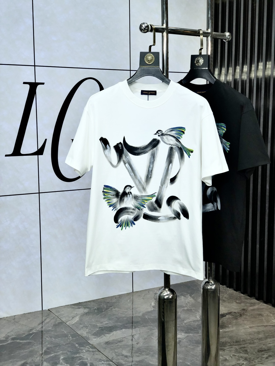 NO:148101,.Lv. Top products 2025 spring and summer new style first-time counter latest short-sleeved round-neck T-shirt, high-end customization, avant-garde and fashionable design!  Brand logo heavy craftsmanship design, high-end customized original European cotton fabric, soft feel, comfortable to wear. KD counter-level exquisite car line. Fine workmanship, invincible and handsome upper body effect!  A must-have item for handsome men!  Count s-xxL.s wear 175/130, louis vuitton, T-shirt,tees, t-shirt,alexander wang19860909.Lv.顶级货品2025春夏新款首发专柜最新款短袖圆领T恤 高端订制 设计前卫时尚！品牌logo重工艺设计 高端定制原版欧棉面料.手感柔软.穿着舒适.kd专柜级别精致车线.做工精细.上身效果无敌帅气！型男必备单品！码数s-xxL.s穿175/130,,louis vuitton,T-shirt,tees，t-shirt,alexander wang,Men's clothing