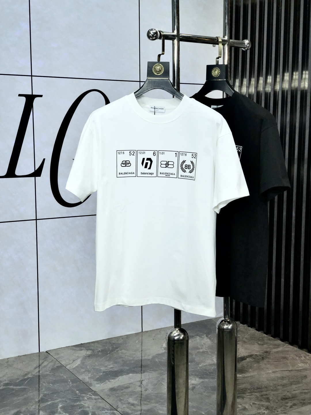 NO:148109,.Balenicaga. Top products 2025 spring and summer new first-time counter latest short-sleeved round-neck T-shirt, high-end customization, avant-garde and fashionable design!  Brand logo heavy craftsmanship design, high-end customized original European cotton fabric, soft feel, comfortable to wear. KD counter-level exquisite car line. Fine workmanship, invincible and handsome upper body effect!  A must-have item for handsome men!  Count s-xxL.s wear 175/130, balenciaga, T-shirt,tees, t-shirt,alexander wang19860909.巴黎世家.顶级货品2025春夏新款首发专柜最新款短袖圆领T恤 高端订制 设计前卫时尚！品牌logo重工艺设计 高端定制原版欧棉面料.手感柔软.穿着舒适.kd专柜级别精致车线.做工精细.上身效果无敌帅气！型男必备单品！码数s-xxL.s穿175/130,,balenciaga,T-shirt,tees，t-shirt,alexander wang,Men's clothing