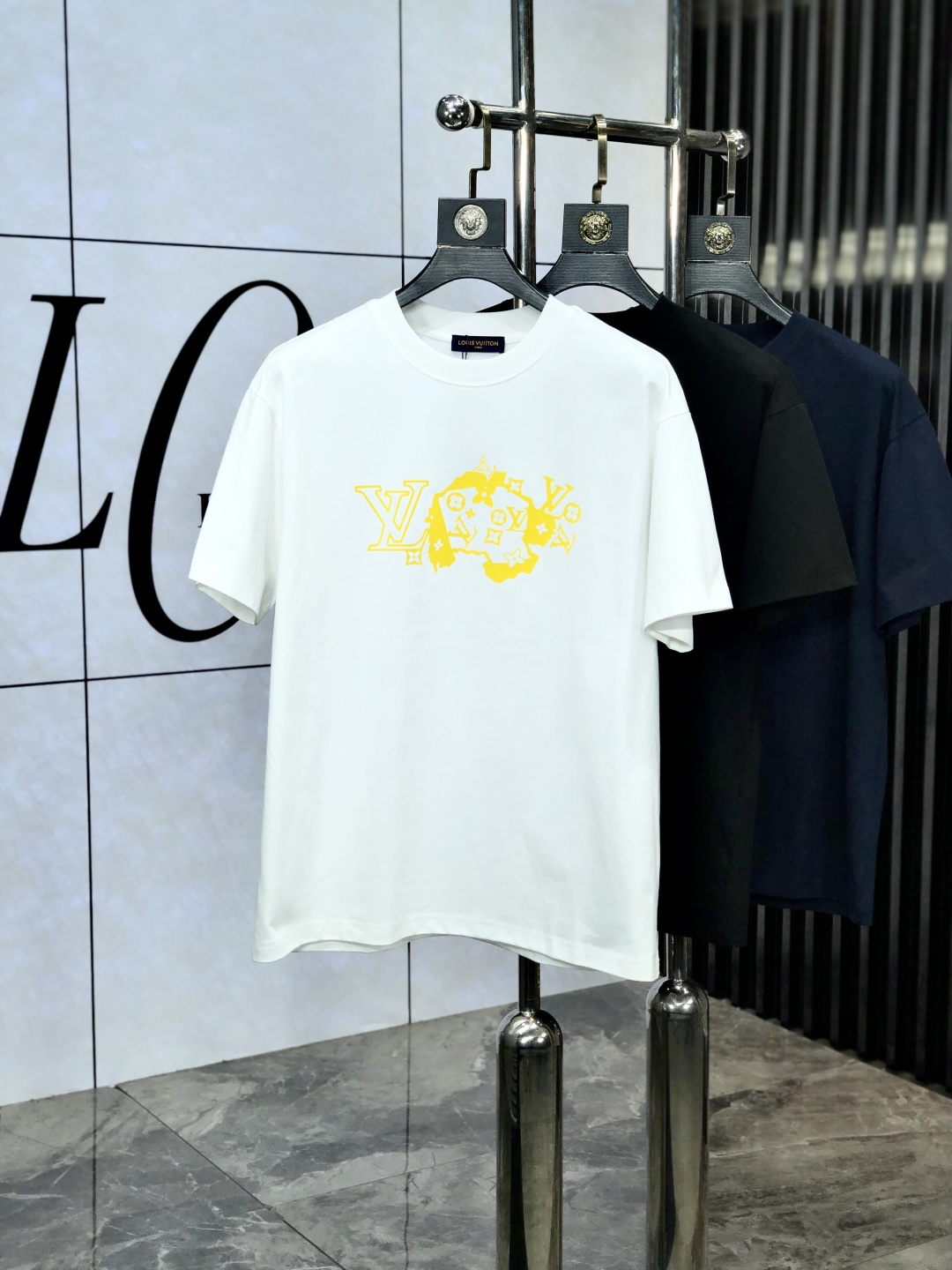 NO:148122,.Lv. Top products 2025 spring and summer new style first-time counter latest short-sleeved round-neck T-shirt, high-end customization, avant-garde and fashionable design!  Brand logo heavy craftsmanship design, high-end customized original European cotton fabric, soft feel, comfortable to wear. KD counter-level exquisite car line. Fine workmanship, invincible and handsome upper body effect!  A must-have item for handsome men!  Count s-xxL.s wear 175/130, louis vuitton, T-shirt,tees, t-shirt,alexander wang19860909.Lv.顶级货品2025春夏新款首发专柜最新款短袖圆领T恤 高端订制 设计前卫时尚！品牌logo重工艺设计 高端定制原版欧棉面料.手感柔软.穿着舒适.kd专柜级别精致车线.做工精细.上身效果无敌帅气！型男必备单品！码数s-xxL.s穿175/130,,louis vuitton,T-shirt,tees，t-shirt,alexander wang,Men's clothing