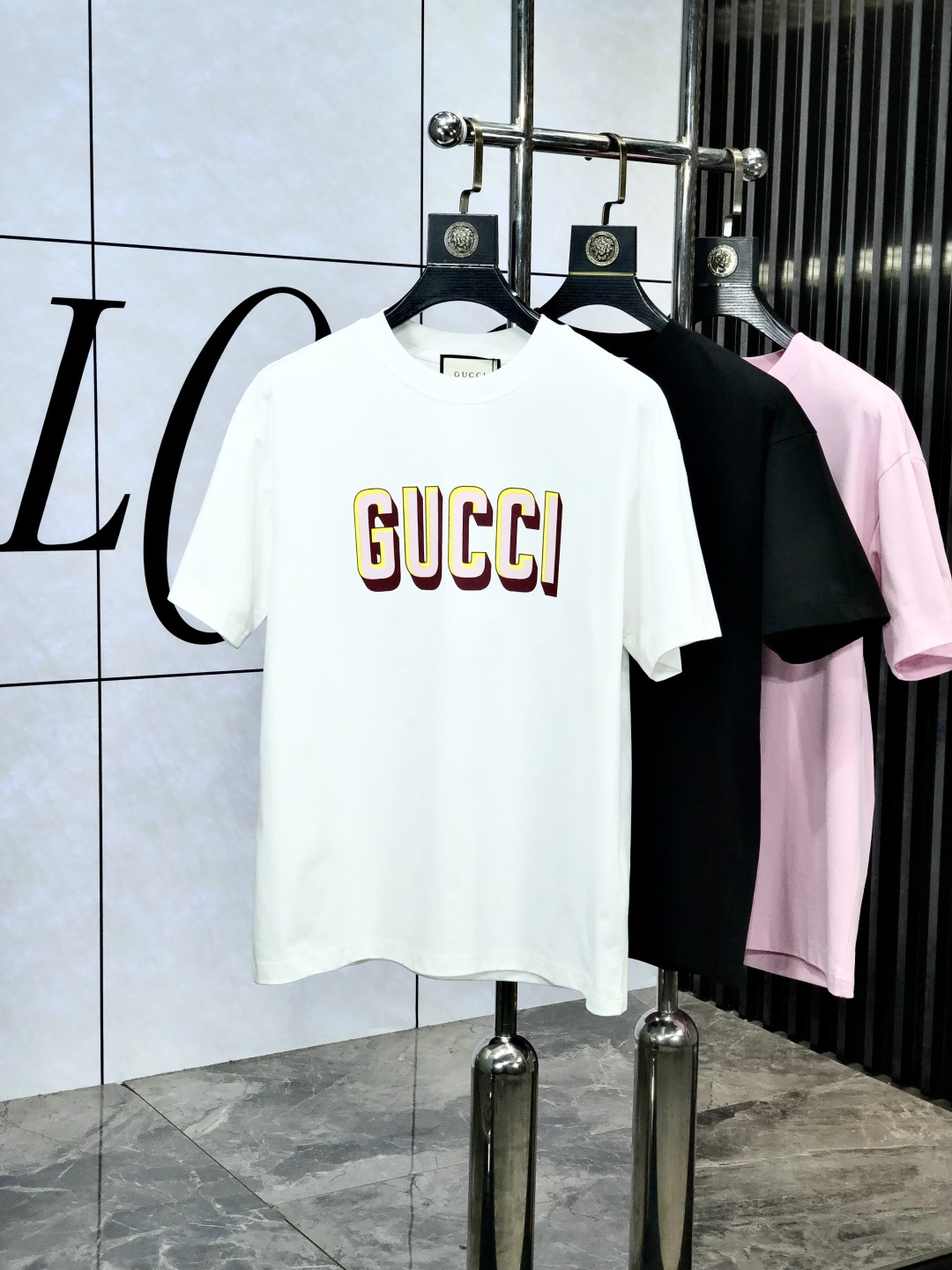 NO:148140,.Gucci. Top products 2025 spring and summer new first-time counter latest short-sleeved round-neck T-shirt, high-end customization, avant-garde and fashionable design!  Brand logo heavy craftsmanship design, high-end customized original European cotton fabric, soft feel, comfortable to wear. KD counter-level exquisite car line. Fine workmanship, invincible and handsome upper body effect!  A must-have item for handsome men!  Count s-xxL.s wear 175/130, gucci, T-shirt,tees, t-shirt,alexander wang19860909.Gucci.顶级货品2025春夏新款首发专柜最新款短袖圆领T恤 高端订制 设计前卫时尚！品牌logo重工艺设计 高端定制原版欧棉面料.手感柔软.穿着舒适.kd专柜级别精致车线.做工精细.上身效果无敌帅气！型男必备单品！码数s-xxL.s穿175/130,,gucci,T-shirt,tees，t-shirt,alexander wang,Men's clothing