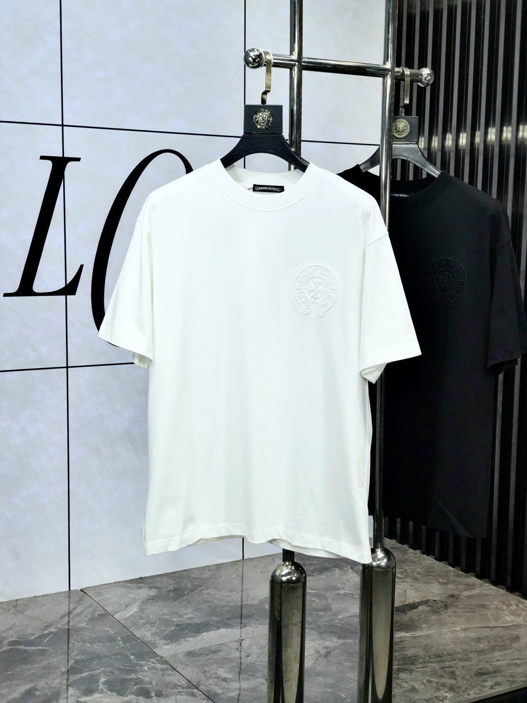 NO:148151,.Croxin. Top products 2025 spring and summer new first-time counter latest short-sleeved round-neck T-shirt, high-end customization, avant-garde and fashionable design!  Brand logo heavy craftsmanship design, high-end customized original European cotton fabric, soft feel, comfortable to wear. KD counter-level exquisite car line. Fine workmanship, invincible and handsome upper body effect!  A must-have item for handsome men!  Count s-xxL.s wear 175/130, chrome hearts, T-shirt,tees, t-shirt,alexander wang19860909.克罗心.顶级货品2025春夏新款首发专柜最新款短袖圆领T恤 高端订制 设计前卫时尚！品牌logo重工艺设计 高端定制原版欧棉面料.手感柔软.穿着舒适.kd专柜级别精致车线.做工精细.上身效果无敌帅气！型男必备单品！码数s-xxL.s穿175/130,,chrome hearts,T-shirt,tees，t-shirt,alexander wang,Men's clothing