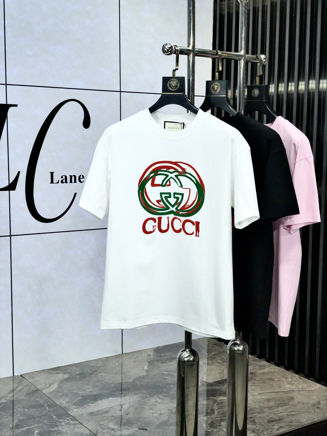 NO:148065,.Gucci. Top products 2025 spring and summer new first-time counter latest short-sleeved round-neck T-shirt, high-end customization, avant-garde and fashionable design!  Brand logo heavy craftsmanship design, high-end customized original European cotton fabric, soft feel, comfortable to wear. KD counter-level exquisite car line. Fine workmanship, invincible and handsome upper body effect!  A must-have item for handsome men!  Count s-xxL.s wear 175/130, gucci, T-shirt,tees, t-shirt,alexander wang19860909.Gucci.顶级货品2025春夏新款首发专柜最新款短袖圆领T恤 高端订制 设计前卫时尚！品牌logo重工艺设计 高端定制原版欧棉面料.手感柔软.穿着舒适.kd专柜级别精致车线.做工精细.上身效果无敌帅气！型男必备单品！码数s-xxL.s穿175/130,,gucci,T-shirt,tees，t-shirt,alexander wang,Men's clothing