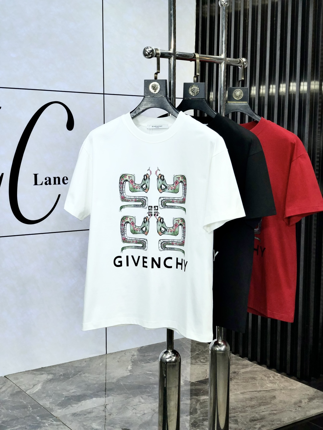 NO:148076,.Givenchy. Top products 2025 spring and summer new first-time counter latest short-sleeved round-neck T-shirt, high-end customization, avant-garde and fashionable design!  Brand logo heavy craftsmanship design, high-end customized original European cotton fabric, soft feel, comfortable to wear. KD counter-level exquisite car line. Fine workmanship, invincible and handsome upper body effect!  A must-have item for handsome men!  Count s-xxL.s wear 175/130, given t-shirt,tees,t-shirt,alexander wang19860909.纪梵希.顶级货品2025春夏新款首发专柜最新款短袖圆领T恤 高端订制 设计前卫时尚！品牌logo重工艺设计 高端定制原版欧棉面料.手感柔软.穿着舒适.kd专柜级别精致车线.做工精细.上身效果无敌帅气！型男必备单品！码数s-xxL.s穿175/130,,givenchy,T-shirt,tees，t-shirt,alexander wang,Men's clothing