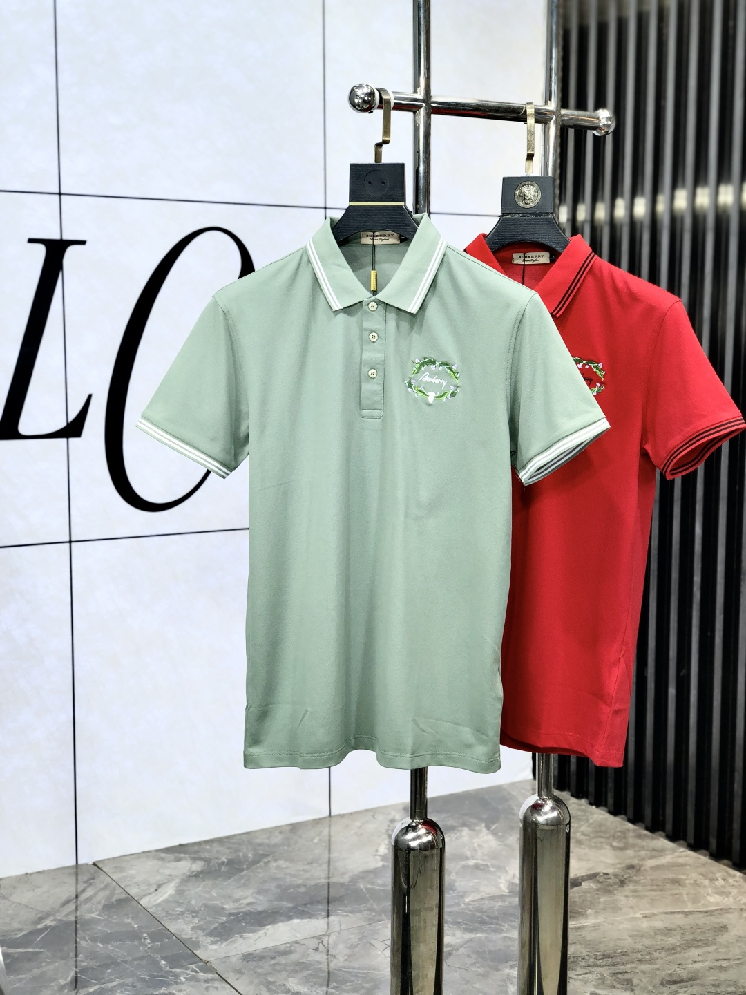 NO:151963,.Burberry. 2025 Spring and Summer Series New Men's Fashion Classic Lapel Polo Fashion Product Design, More Fashionable and Comfortable, High Standard Customization, Imported High Mercerized Double-Side Cotton Bead Floor Texture is very delicate, H Brand Logo Technology, exquisite and exquisite detailing, and extremely shaping item, M can match any fashion, the style is super good, a must-have item for trendy men. Size: M-3XLm wear 175/130 catties, burberry, alexander wang19860909.巴宝莉.2025春夏系列新品男士时尚经典翻领Polo时尚单品设计,更加时尚舒适,高标准定制,进口高丝光双面棉质珠地面料质感非常细腻,h品牌logo工艺,细节工艺精湛考究,塑造性极高的一款单品,m任何时装都可以搭配,版型超级好 潮男必备单品.尺码:M-3XLm穿175/130斤,,burberry,alexander wang,Men's clothing