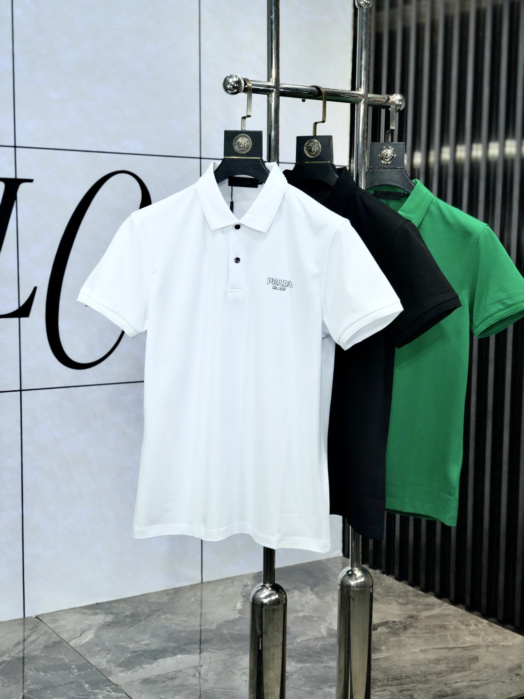 NO:151926,.Prada. 2025 Spring and Summer Series New Men's Fashion Classic Lapel Polo Fashion Product Design, More Fashionable and Comfortable, High Standard Customization, Imported High Mercerized Double-Side Cotton Bead Floor Texture is very delicate, H Brand Logo Technology, exquisite and exquisite detailing, and extremely shaping item, M can match any fashion, the style is super good, a must-have item for trendy men. Size: M-3XLm wear 175/130 catties, prada, alexander wang19860909.普拉达.2025春夏系列新品男士时尚经典翻领Polo时尚单品设计,更加时尚舒适,高标准定制,进口高丝光双面棉质珠地面料质感非常细腻,h品牌logo工艺,细节工艺精湛考究,塑造性极高的一款单品,m任何时装都可以搭配,版型超级好 潮男必备单品.尺码:M-3XLm穿175/130斤,,prada,alexander wang,Men's clothing