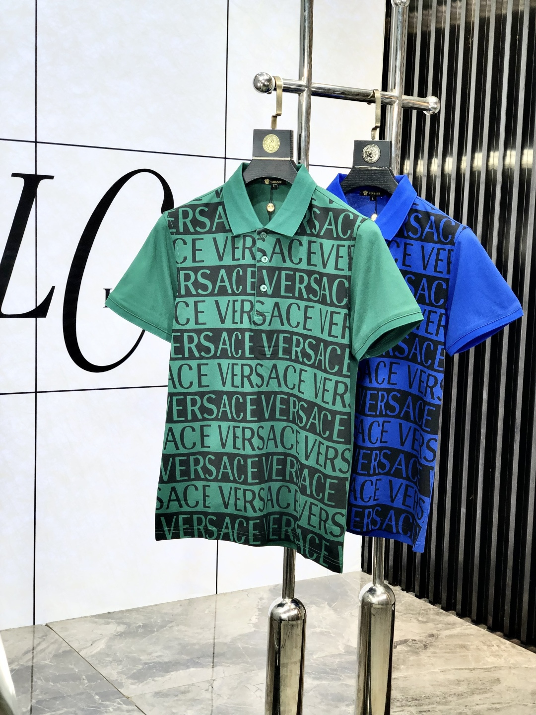 NO:151931,.Versey. 2025 Spring and Summer Series New Men's Fashion Classic Lapel Polo Fashion Product Design, More Fashionable and Comfortable, High Standard Customization, Imported High Mercerized Double-Side Cotton Bead Floor Fabric is very delicate in texture, H brand logo craftsmanship, exquisite and exquisite detailing, and extremely shaping item, M can match any fashion, the style is super good, a must-have item for trendy men. Size: M-3XLm wear 175/130 catties, versace, alexander wang19860909.范思哲.2025春夏系列新品男士时尚经典翻领Polo时尚单品设计,更加时尚舒适,高标准定制,进口高丝光双面棉质珠地面料质感非常细腻,h品牌logo工艺,细节工艺精湛考究,塑造性极高的一款单品,m任何时装都可以搭配,版型超级好 潮男必备单品.尺码:M-3XLm穿175/130斤,,versace,alexander wang,Men's clothing