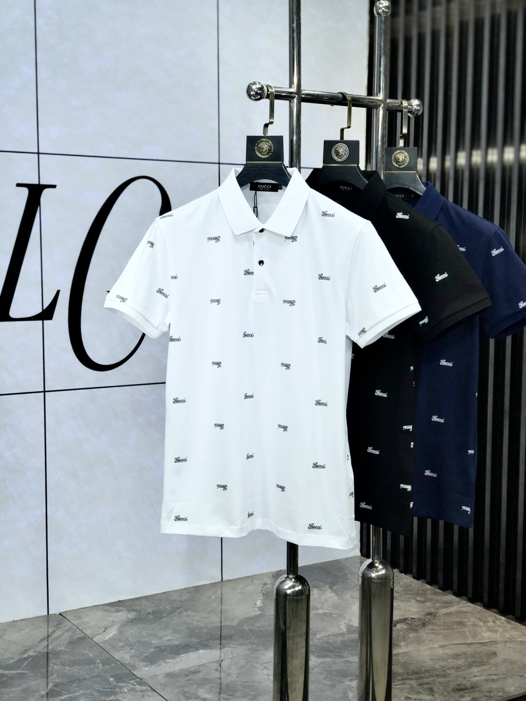 NO:151936,.Gucci. 2025 Spring and Summer Series New Men's Fashion Classic Lapel Polo Fashion Product Design, More Fashionable and Comfortable, High Standard Customization, Imported High Mercerized Double-Side Cotton Bead Floor Texture is very delicate, H Brand Logo Technology, exquisite and exquisite detailing, and extremely shaping item, M can match any fashion, the style is super good, a must-have item for trendy men. Size: M-3XLm wear 175/130 catties, gucci, alexander wang19860909.Gucci.2025春夏系列新品男士时尚经典翻领Polo时尚单品设计,更加时尚舒适,高标准定制,进口高丝光双面棉质珠地面料质感非常细腻,h品牌logo工艺,细节工艺精湛考究,塑造性极高的一款单品,m任何时装都可以搭配,版型超级好 潮男必备单品.尺码:M-3XLm穿175/130斤,,gucci,alexander wang,Men's clothing