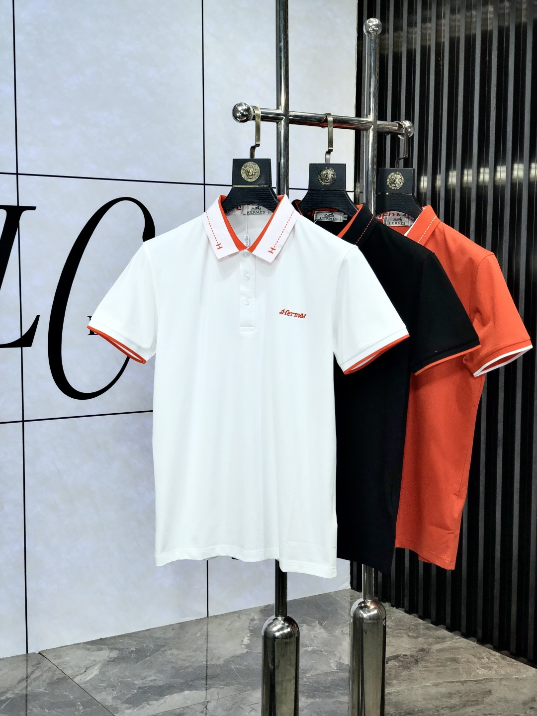 NO:151941,.Hermes. 2025 Spring and Summer Series New Men's Fashion Classic Lapel Polo Fashion Product Design, More Fashionable and Comfortable, High Standard Customization, Imported High Mercerized Double-Side Cotton Bead Floor Texture is very delicate, H brand logo craftsmanship, exquisite and exquisite detailing, and extremely shaping item, M can match any fashion, the style is super good, a must-have item for trendy men. Size: M-3XLm wear 175/130 catties, hermes, alexander wang19860909.爱马仕.2025春夏系列新品男士时尚经典翻领Polo时尚单品设计,更加时尚舒适,高标准定制,进口高丝光双面棉质珠地面料质感非常细腻,h品牌logo工艺,细节工艺精湛考究,塑造性极高的一款单品,m任何时装都可以搭配,版型超级好 潮男必备单品.尺码:M-3XLm穿175/130斤,,hermes,alexander wang,Men's clothing