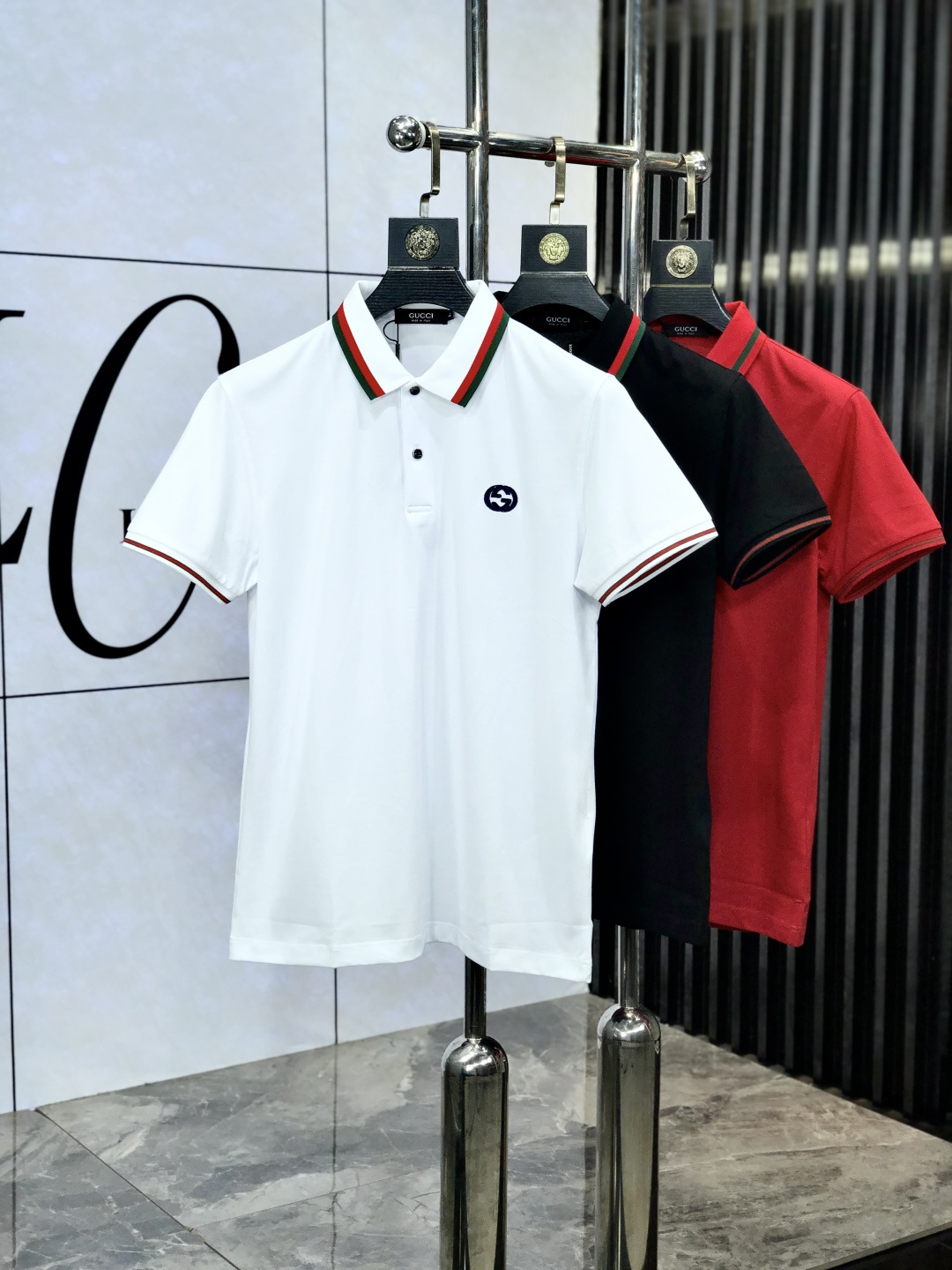 NO:151946,.Gucci. 2025 Spring and Summer Series New Men's Fashion Classic Lapel Polo Fashion Product Design, More Fashionable and Comfortable, High Standard Customization, Imported High Mercerized Double-Side Cotton Bead Floor Texture is very delicate, H Brand Logo Technology, exquisite and exquisite detailing, and extremely shaping item, M can match any fashion, the style is super good, a must-have item for trendy men. Size: M-3XLm wear 175/130 catties, gucci, alexander wang19860909.Gucci.2025春夏系列新品男士时尚经典翻领Polo时尚单品设计,更加时尚舒适,高标准定制,进口高丝光双面棉质珠地面料质感非常细腻,h品牌logo工艺,细节工艺精湛考究,塑造性极高的一款单品,m任何时装都可以搭配,版型超级好 潮男必备单品.尺码:M-3XLm穿175/130斤,,gucci,alexander wang,Men's clothing