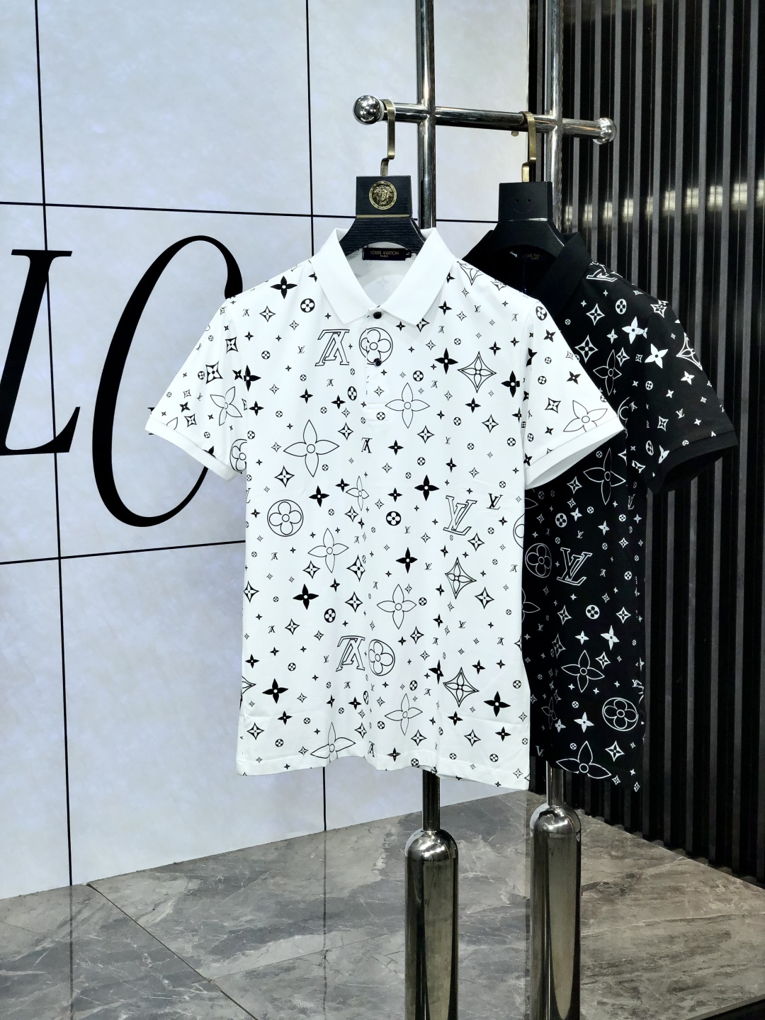 NO:151951,.LV. 2025 Spring and Summer Series New Men's Fashion Classic Lapel Polo Fashion Product Design, More Fashionable and Comfortable, High Standard Customization, Imported High Mercerized Double-sided Cotton Bead Floor Texture is very delicate, H Brand Logo Technology, exquisite and exquisite detailing, and extremely shaping item, M can match any fashion, the style is super good, a must-have item for trendy men. Size: M-3XLm wear 175/130 catties, louis vuitton, alexander wang19860909.LV.2025春夏系列新品男士时尚经典翻领Polo时尚单品设计,更加时尚舒适,高标准定制,进口高丝光双面棉质珠地面料质感非常细腻,h品牌logo工艺,细节工艺精湛考究,塑造性极高的一款单品,m任何时装都可以搭配,版型超级好 潮男必备单品.尺码:M-3XLm穿175/130斤,,louis vuitton,alexander wang,Men's clothing