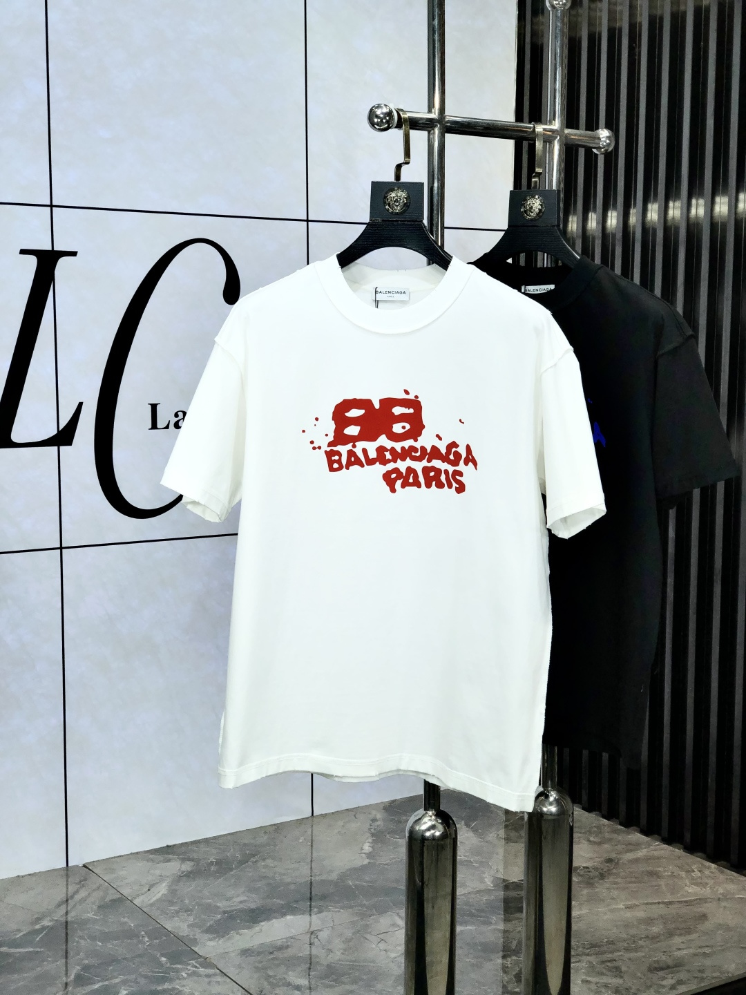 NO:154674,.Balenicaga. Top products 2025 spring and summer new first-time counter latest short-sleeved round-neck T-shirt, high-end customization, avant-garde and fashionable design!  Brand logo heavy craftsmanship design, high-end customized original European cotton fabric, soft feel, comfortable to wear. KD counter-level exquisite car line. Fine workmanship, invincible and handsome upper body effect!  A must-have item for handsome men!  Count s-xxL.s wear 175/130, balenciaga, T-shirt,tees, t-shirt,alexander wang19860909.巴黎世家.顶级货品2025春夏新款首发专柜最新款短袖圆领T恤 高端订制 设计前卫时尚！品牌logo重工艺设计 高端定制原版欧棉面料.手感柔软.穿着舒适.kd专柜级别精致车线.做工精细.上身效果无敌帅气！型男必备单品！码数s-xxL.s穿175/130,,balenciaga,T-shirt,tees，t-shirt,alexander wang,Men's clothing