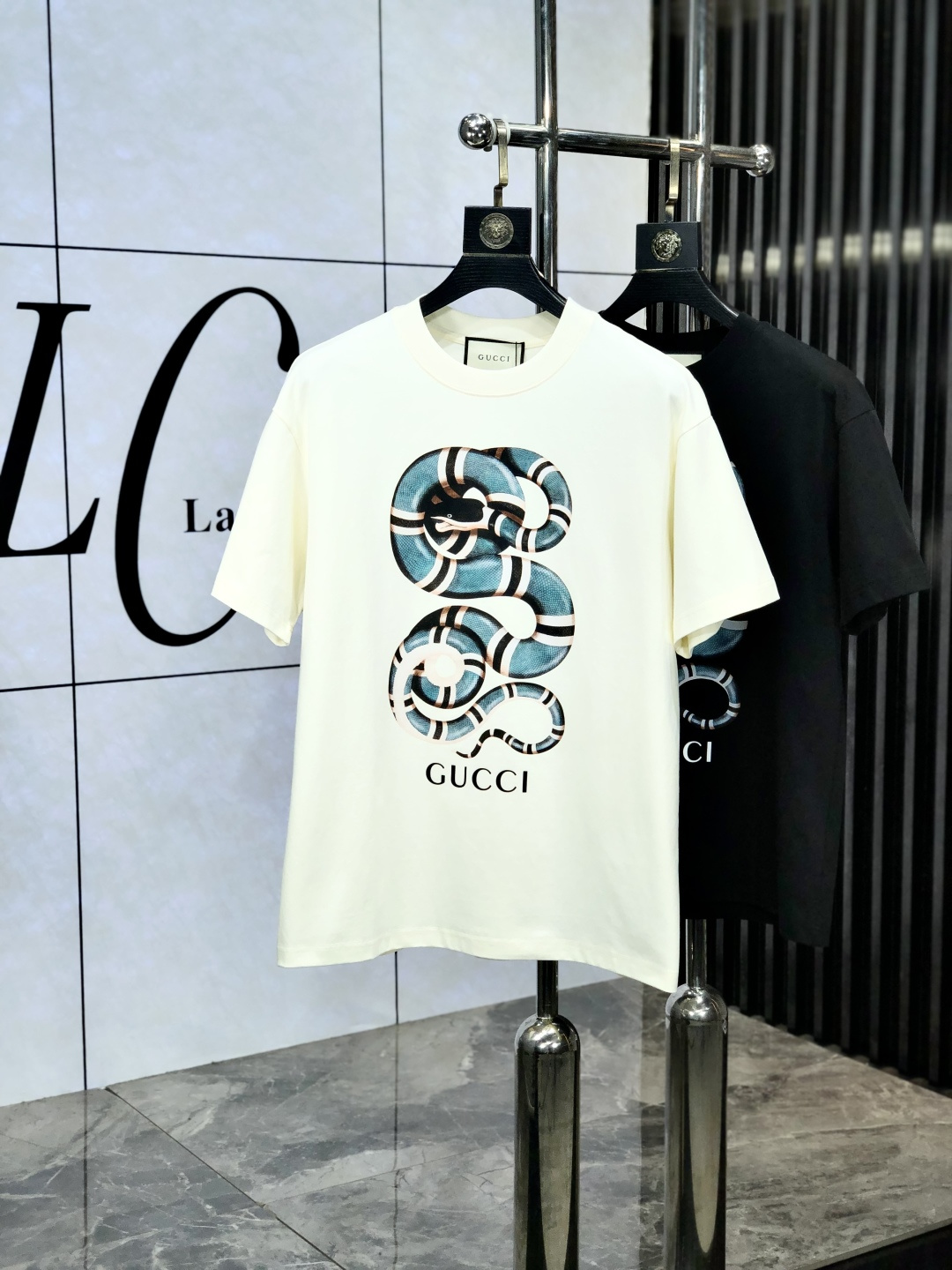 NO:154679,.Gucci. Top products 2025 spring and summer new first-time counter latest short-sleeved round-neck T-shirt, high-end customization, avant-garde and fashionable design!  Brand logo heavy craftsmanship design, high-end customized original European cotton fabric, soft feel, comfortable to wear. KD counter-level exquisite car line. Fine workmanship, invincible and handsome upper body effect!  A must-have item for handsome men!  Count s-xxL.s wear 175/130, gucci, T-shirt,tees, t-shirt,alexander wang19860909.Gucci.顶级货品2025春夏新款首发专柜最新款短袖圆领T恤 高端订制 设计前卫时尚！品牌logo重工艺设计 高端定制原版欧棉面料.手感柔软.穿着舒适.kd专柜级别精致车线.做工精细.上身效果无敌帅气！型男必备单品！码数s-xxL.s穿175/130,,gucci,T-shirt,tees，t-shirt,alexander wang,Men's clothing
