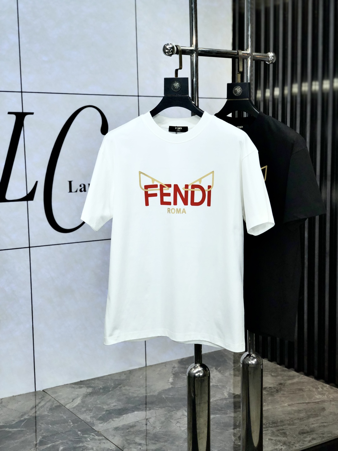 NO:154684,.Fendi. Top products 2025 spring and summer new first-time counter latest short-sleeved round-neck T-shirt, high-end customization, avant-garde and fashionable design!  Brand logo heavy craftsmanship design, high-end customized original European cotton fabric, soft feel, comfortable to wear. KD counter-level exquisite car line. Fine workmanship, invincible and handsome upper body effect!  A must-have item for handsome men!  Count s-xxL.s wear 175/130, fendi, T-shirt,tees, t-shirt,alexander wang19860909.芬迪.顶级货品2025春夏新款首发专柜最新款短袖圆领T恤 高端订制 设计前卫时尚！品牌logo重工艺设计 高端定制原版欧棉面料.手感柔软.穿着舒适.kd专柜级别精致车线.做工精细.上身效果无敌帅气！型男必备单品！码数s-xxL.s穿175/130,,fendi,T-shirt,tees，t-shirt,alexander wang,Men's clothing