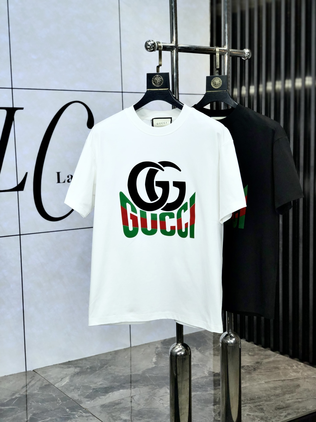 NO:154688,.Gucci. Top products 2025 spring and summer new first-time counter latest short-sleeved round-neck T-shirt, high-end customization, avant-garde and fashionable design!  Brand logo heavy craftsmanship design, high-end customized original European cotton fabric, soft feel, comfortable to wear. KD counter-level exquisite car line. Fine workmanship, invincible and handsome upper body effect!  A must-have item for handsome men!  Count s-xxL.s wear 175/130, gucci, T-shirt,tees, t-shirt,alexander wang19860909.Gucci.顶级货品2025春夏新款首发专柜最新款短袖圆领T恤 高端订制 设计前卫时尚！品牌logo重工艺设计 高端定制原版欧棉面料.手感柔软.穿着舒适.kd专柜级别精致车线.做工精细.上身效果无敌帅气！型男必备单品！码数s-xxL.s穿175/130,,gucci,T-shirt,tees，t-shirt,alexander wang,Men's clothing