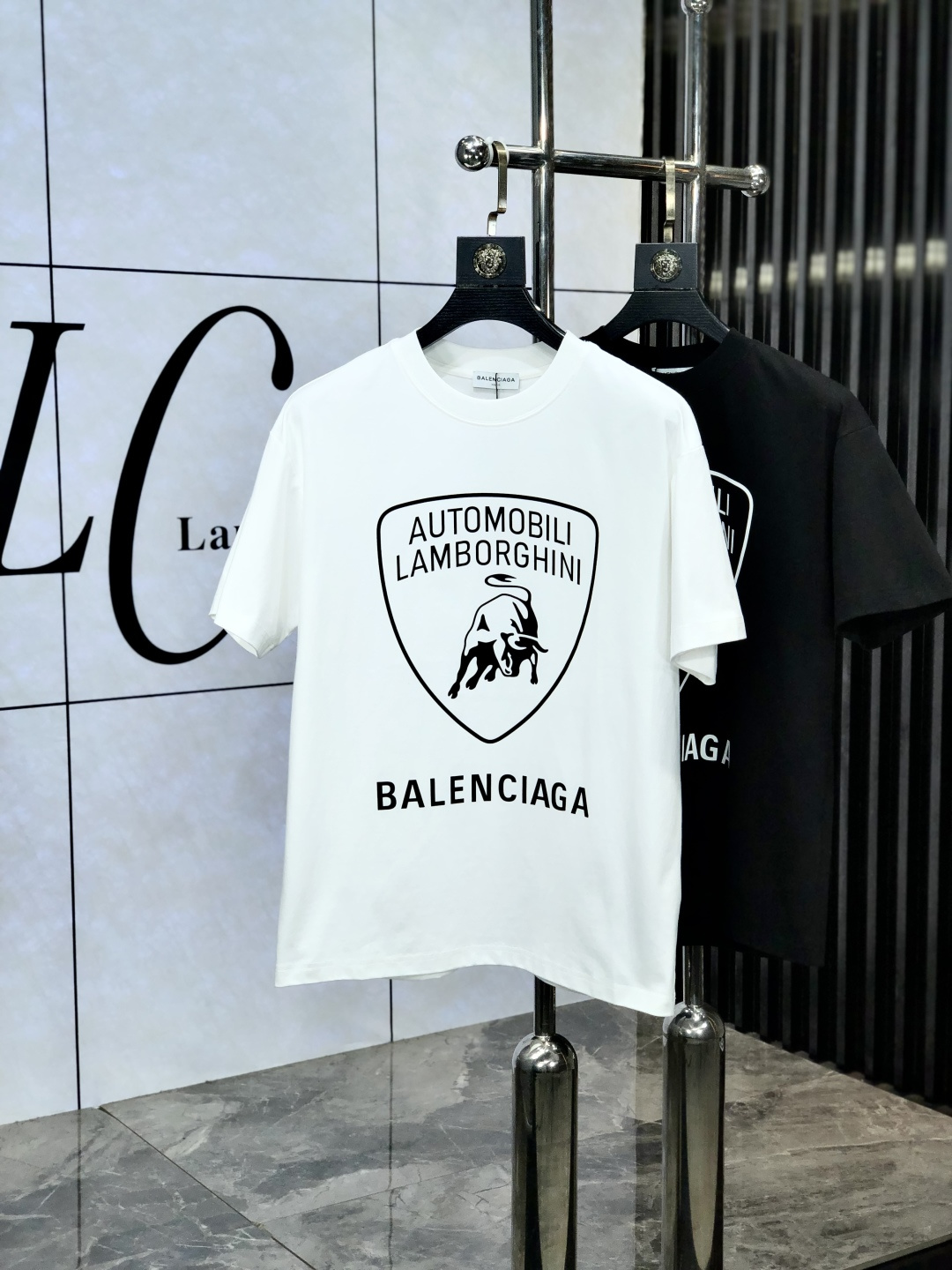 NO:154691,.Balenicaga. Top products 2025 spring and summer new first-time counter latest short-sleeved round-neck T-shirt, high-end customization, avant-garde and fashionable design!  Brand logo heavy craftsmanship design, high-end customized original European cotton fabric, soft feel, comfortable to wear. KD counter-level exquisite car line. Fine workmanship, invincible and handsome upper body effect!  A must-have item for handsome men!  Count s-xxL.s wear 175/130, balenciaga, T-shirt,tees, t-shirt,alexander wang19860909.巴黎世家.顶级货品2025春夏新款首发专柜最新款短袖圆领T恤 高端订制 设计前卫时尚！品牌logo重工艺设计 高端定制原版欧棉面料.手感柔软.穿着舒适.kd专柜级别精致车线.做工精细.上身效果无敌帅气！型男必备单品！码数s-xxL.s穿175/130,,balenciaga,T-shirt,tees，t-shirt,alexander wang,Men's clothing