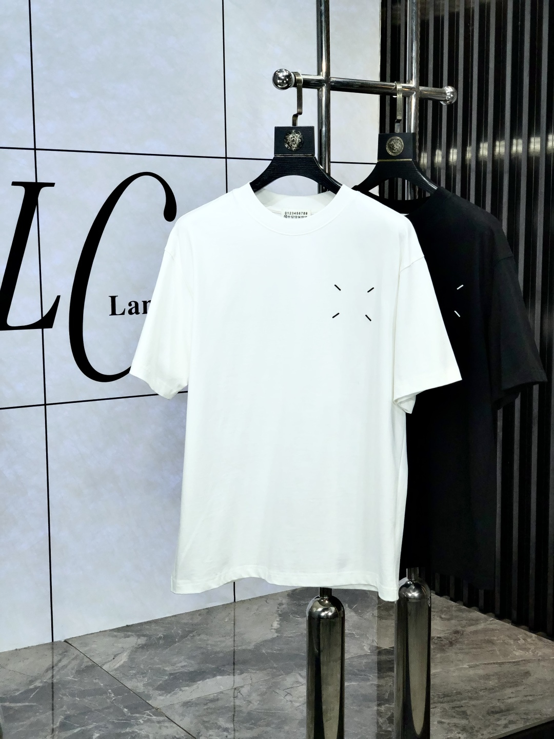 NO:154694,.Majila. Top products 2025 spring and summer new first-time counter latest short-sleeved round-neck T-shirt, high-end customization, avant-garde and fashionable design!  Brand logo heavy craftsmanship design, high-end customized original European cotton fabric, soft feel, comfortable to wear. KD counter-level exquisite car line. Fine workmanship, invincible and handsome upper body effect!  A must-have item for handsome men!  Count s-xxL.s wear 175/130,,masion margiela,T-shirt,tees,t-shirt,alexander wang19860909.马吉拉.顶级货品2025春夏新款首发专柜最新款短袖圆领T恤 高端订制 设计前卫时尚！品牌logo重工艺设计 高端定制原版欧棉面料.手感柔软.穿着舒适.kd专柜级别精致车线.做工精细.上身效果无敌帅气！型男必备单品！码数s-xxL.s穿175/130,,masion margiela,T-shirt,tees，t-shirt,alexander wang,Men's clothing