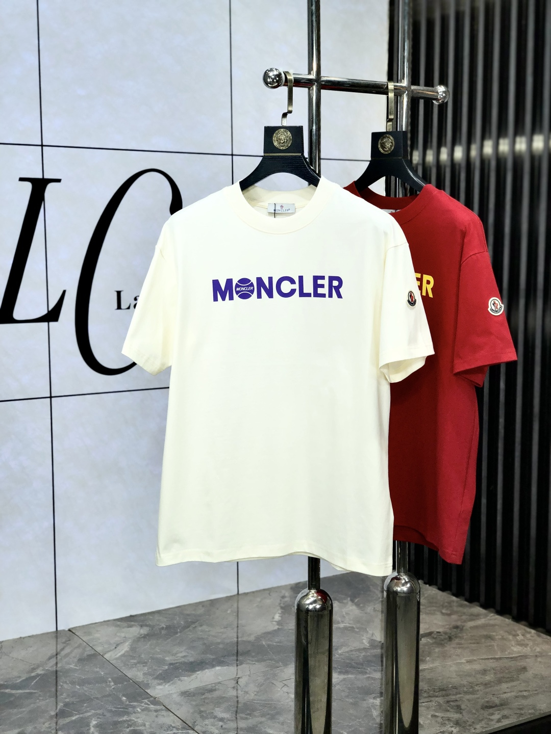 NO:154698,.Covered. Top-level products. 2025 spring and summer new style first-time counter latest short-sleeved round-neck T-shirt, high-end customization, avant-garde and fashionable design!  Brand logo heavy craftsmanship design, high-end customized original European cotton fabric, soft feel, comfortable to wear. KD counter-level exquisite car line. Fine workmanship, invincible and handsome upper body effect!  A must-have item for handsome men!  Count s-xxL.s wear 175/130, Moncler, T-shirt,tees, t-shirt,alexander wang19860909.蒙口.顶级货品2025春夏新款首发专柜最新款短袖圆领T恤 高端订制 设计前卫时尚！品牌logo重工艺设计 高端定制原版欧棉面料.手感柔软.穿着舒适.kd专柜级别精致车线.做工精细.上身效果无敌帅气！型男必备单品！码数s-xxL.s穿175/130,,Moncler,T-shirt,tees，t-shirt,alexander wang,Men's clothing