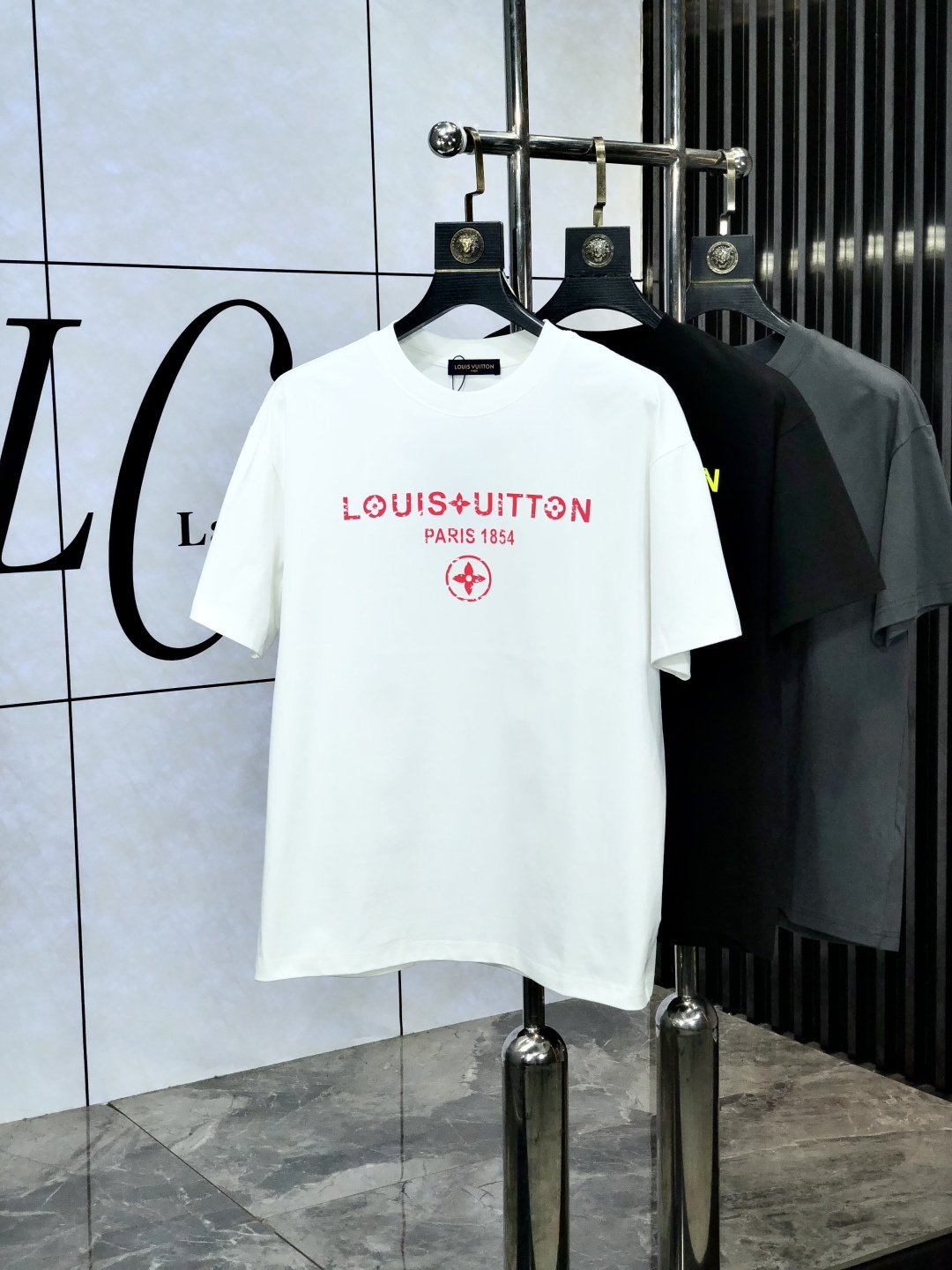 NO:154662,.LV. Top products 2025 spring and summer new first-time counter latest short-sleeved round-neck T-shirt, high-end customization, avant-garde and fashionable design!  Brand logo heavy craftsmanship design, high-end customized original European cotton fabric, soft feel, comfortable to wear. KD counter-level exquisite car line. Fine workmanship, invincible and handsome upper body effect!  A must-have item for handsome men!  Count s-xxL.s wear 175/130, louis vuitton, T-shirt,tees, t-shirt,alexander wang19860909.LV.顶级货品2025春夏新款首发专柜最新款短袖圆领T恤 高端订制 设计前卫时尚！品牌logo重工艺设计 高端定制原版欧棉面料.手感柔软.穿着舒适.kd专柜级别精致车线.做工精细.上身效果无敌帅气！型男必备单品！码数s-xxL.s穿175/130,,louis vuitton,T-shirt,tees，t-shirt,alexander wang,Men's clothing