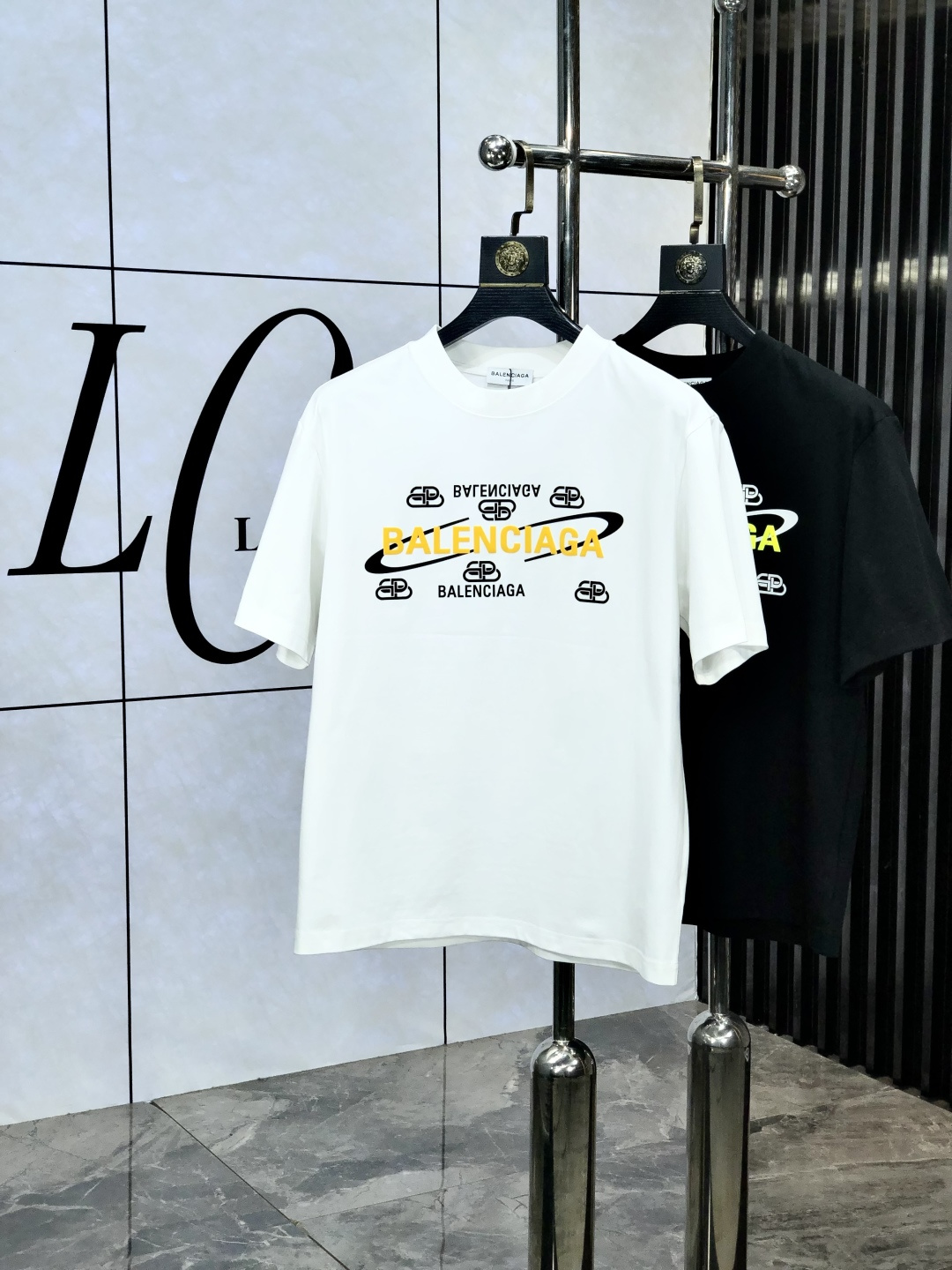 NO:154672,.Balenicaga. Wear 200 kilograms. Top products. 2025 spring and summer new style first-time counter latest short-sleeved round-neck T-shirt. High-end customization. Avant-garde and fashionable design!  Brand logo heavy craftsmanship design, high-end customized original European cotton fabric, soft feel, comfortable to wear. K1 counter-level exquisite car line. Fine workmanship, invincible and handsome upper body effect!  A must-have item for handsome men!  Count s-xxxL.s wear 175/130, balenciaga, T-shirt,tees, t-shirt,alexander wang19860909.巴黎世家.穿200斤.顶级货品2025春夏新款首发专柜最新款短袖圆领T恤 高端订制 设计前卫时尚！品牌logo重工艺设计 高端定制原版欧棉面料.手感柔软.穿着舒适.k1专柜级别精致车线.做工精细.上身效果无敌帅气！型男必备单品！码数s-xxxL.s穿175/130,,balenciaga,T-shirt,tees，t-shirt,alexander wang,Men's clothing