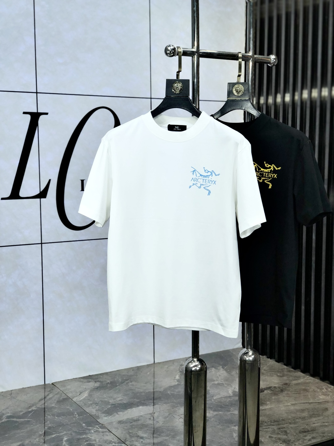 NO:154676,.Archaeon Bird. Wear 200 kilograms. Top-grade products. 2025 spring and summer new style first-time counter latest short-sleeved round-neck T-shirt. High-end customization. Avant-garde and fashionable design!  Brand logo heavy craftsmanship design, high-end customized original European cotton fabric, soft feel, comfortable to wear. K1 counter-level exquisite car line. Fine workmanship, invincible and handsome upper body effect!  A must-have item for handsome men!  Count s-xxxL.s wear 175/130,arc'teryx,T-shirt,tees,t-shirt,alexander wang19860909.始祖鸟.穿200斤.顶级货品2025春夏新款首发专柜最新款短袖圆领T恤 高端订制 设计前卫时尚！品牌logo重工艺设计 高端定制原版欧棉面料.手感柔软.穿着舒适.k1专柜级别精致车线.做工精细.上身效果无敌帅气！型男必备单品！码数s-xxxL.s穿175/130,arc'teryx,T-shirt,tees，t-shirt,alexander wang,Men's clothing