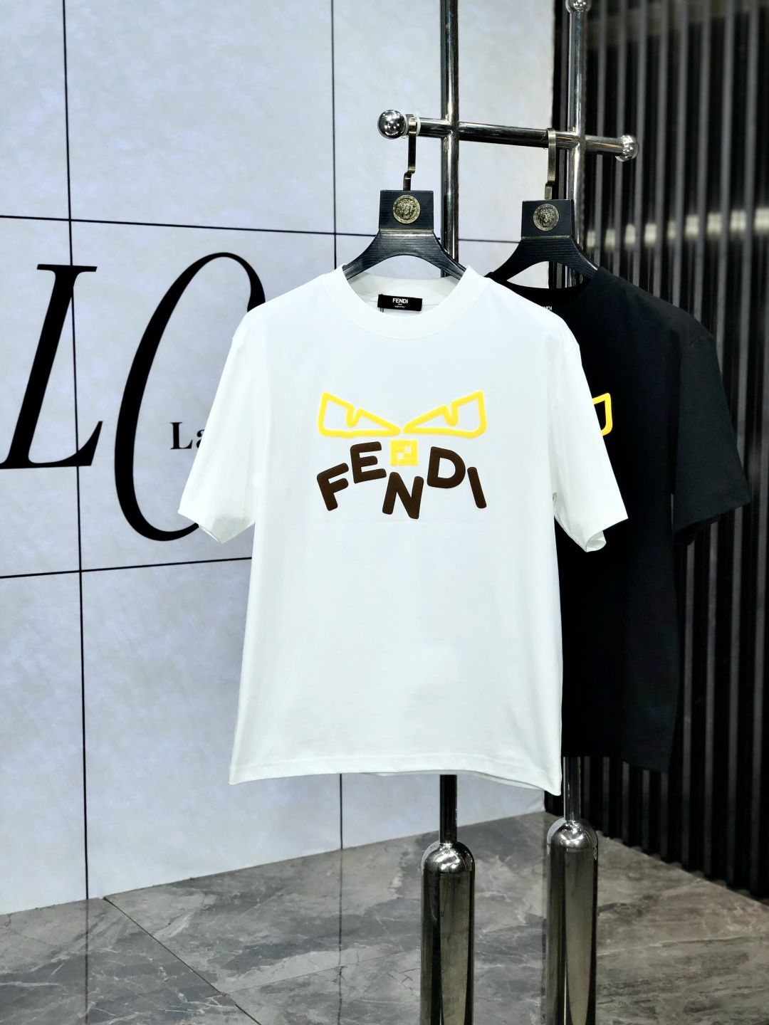 NO:154681,.Fendi. Wear 200 kilograms. Top-grade products. 2025 spring and summer new style first-time counter latest short-sleeved round-neck T-shirt. High-end customization. Avant-garde and fashionable design!  Brand logo heavy craftsmanship design, high-end customized original European cotton fabric, soft feel, comfortable to wear. K1 counter-level exquisite car line. Fine workmanship, invincible and handsome upper body effect!  A must-have item for handsome men!  Count s-xxxL.s wear 175/130, fendi, T-shirt,tees, t-shirt,alexander wang19860909.芬迪.穿200斤.顶级货品2025春夏新款首发专柜最新款短袖圆领T恤 高端订制 设计前卫时尚！品牌logo重工艺设计 高端定制原版欧棉面料.手感柔软.穿着舒适.k1专柜级别精致车线.做工精细.上身效果无敌帅气！型男必备单品！码数s-xxxL.s穿175/130,,fendi,T-shirt,tees，t-shirt,alexander wang,Men's clothing