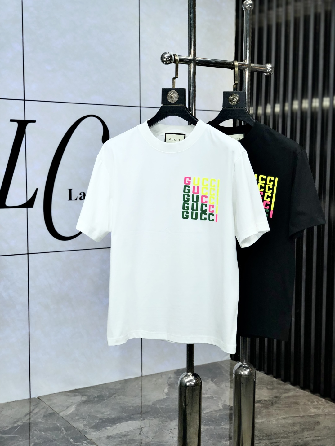 NO:154686,.Gucci. Wear 200 kilograms. Top-grade products. 2025 spring and summer new style first-time counter latest short-sleeved round-neck T-shirt. High-end customization. Avant-garde and fashionable design!  Brand logo heavy craftsmanship design, high-end customized original European cotton fabric, soft feel, comfortable to wear. K1 counter-level exquisite car line. Fine workmanship, invincible and handsome upper body effect!  A must-have item for handsome men!  Count s-xxxL.s wear 175/130, gucci, T-shirt,tees, t-shirt,alexander wang19860909.Gucci.穿200斤.顶级货品2025春夏新款首发专柜最新款短袖圆领T恤 高端订制 设计前卫时尚！品牌logo重工艺设计 高端定制原版欧棉面料.手感柔软.穿着舒适.k1专柜级别精致车线.做工精细.上身效果无敌帅气！型男必备单品！码数s-xxxL.s穿175/130,,gucci,T-shirt,tees，t-shirt,alexander wang,Men's clothing