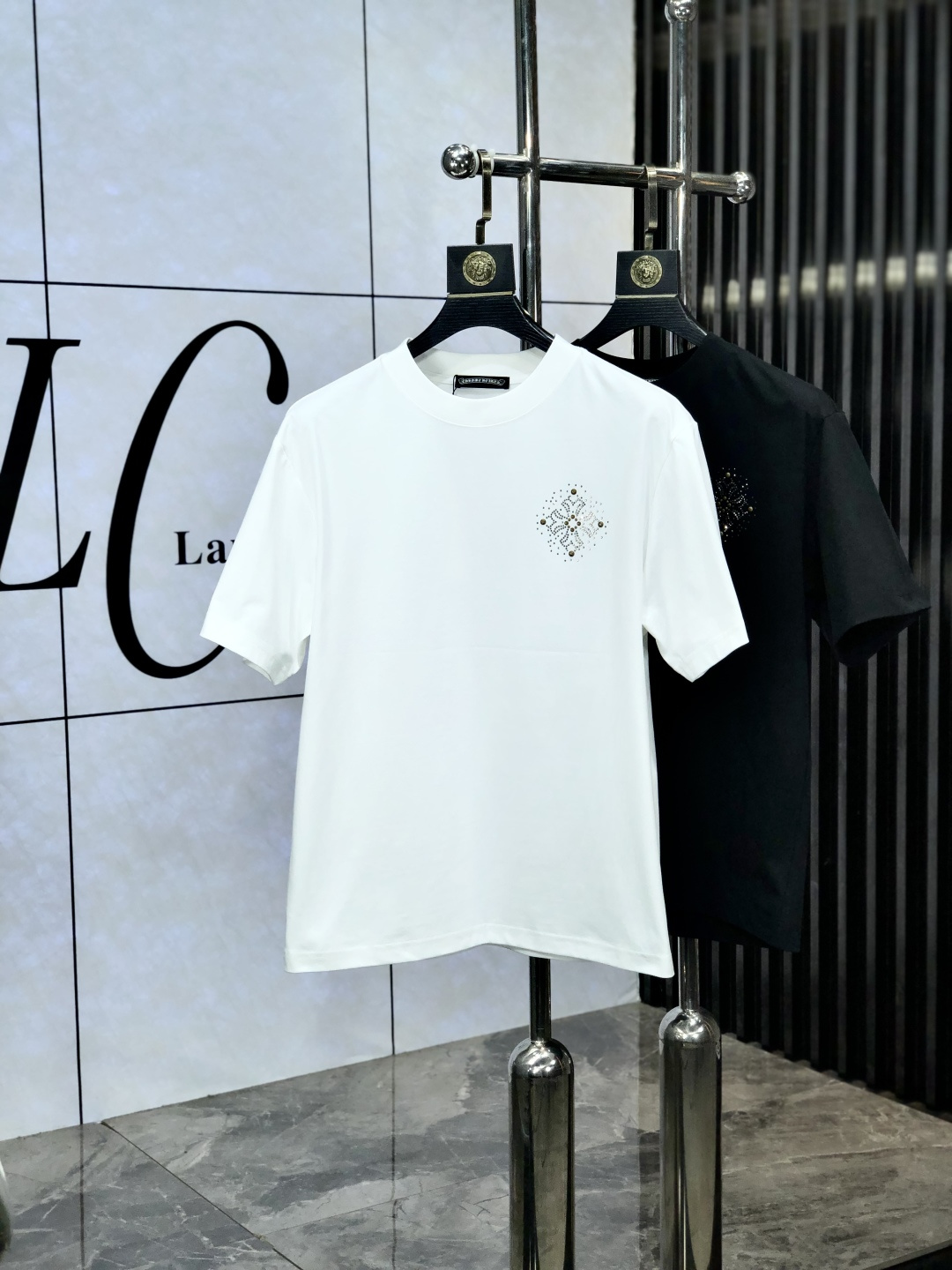 NO:154690,.Croxin. Wear 200 kilograms. Top products. 2025 spring and summer new style first-time counter latest short-sleeved round-neck T-shirt. High-end customization. Avant-garde and fashionable design!  Brand logo heavy craftsmanship design, high-end customized original European cotton fabric, soft feel, comfortable to wear. K1 counter-level exquisite car line. Fine workmanship, invincible and handsome upper body effect!  A must-have item for handsome men!  Count s-xxxL.s wear 175/130, chrome hearts, T-shirt,tees, t-shirt,alexander wang19860909.克罗心.穿200斤.顶级货品2025春夏新款首发专柜最新款短袖圆领T恤 高端订制 设计前卫时尚！品牌logo重工艺设计 高端定制原版欧棉面料.手感柔软.穿着舒适.k1专柜级别精致车线.做工精细.上身效果无敌帅气！型男必备单品！码数s-xxxL.s穿175/130,,chrome hearts,T-shirt,tees，t-shirt,alexander wang,Men's clothing