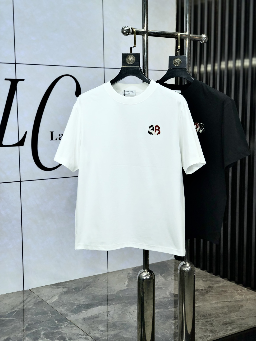 NO:154693,.Balenicaga. Wear 200 kilograms. Top products. 2025 spring and summer new style first-time counter latest short-sleeved round-neck T-shirt. High-end customization. Avant-garde and fashionable design!  Brand logo heavy craftsmanship design, high-end customized original European cotton fabric, soft feel, comfortable to wear. K1 counter-level exquisite car line. Fine workmanship, invincible and handsome upper body effect!  A must-have item for handsome men!  Count s-xxxL.s wear 175/130, balenciaga, T-shirt,tees, t-shirt,alexander wang19860909.巴黎世家.穿200斤.顶级货品2025春夏新款首发专柜最新款短袖圆领T恤 高端订制 设计前卫时尚！品牌logo重工艺设计 高端定制原版欧棉面料.手感柔软.穿着舒适.k1专柜级别精致车线.做工精细.上身效果无敌帅气！型男必备单品！码数s-xxxL.s穿175/130,,balenciaga,T-shirt,tees，t-shirt,alexander wang,Men's clothing