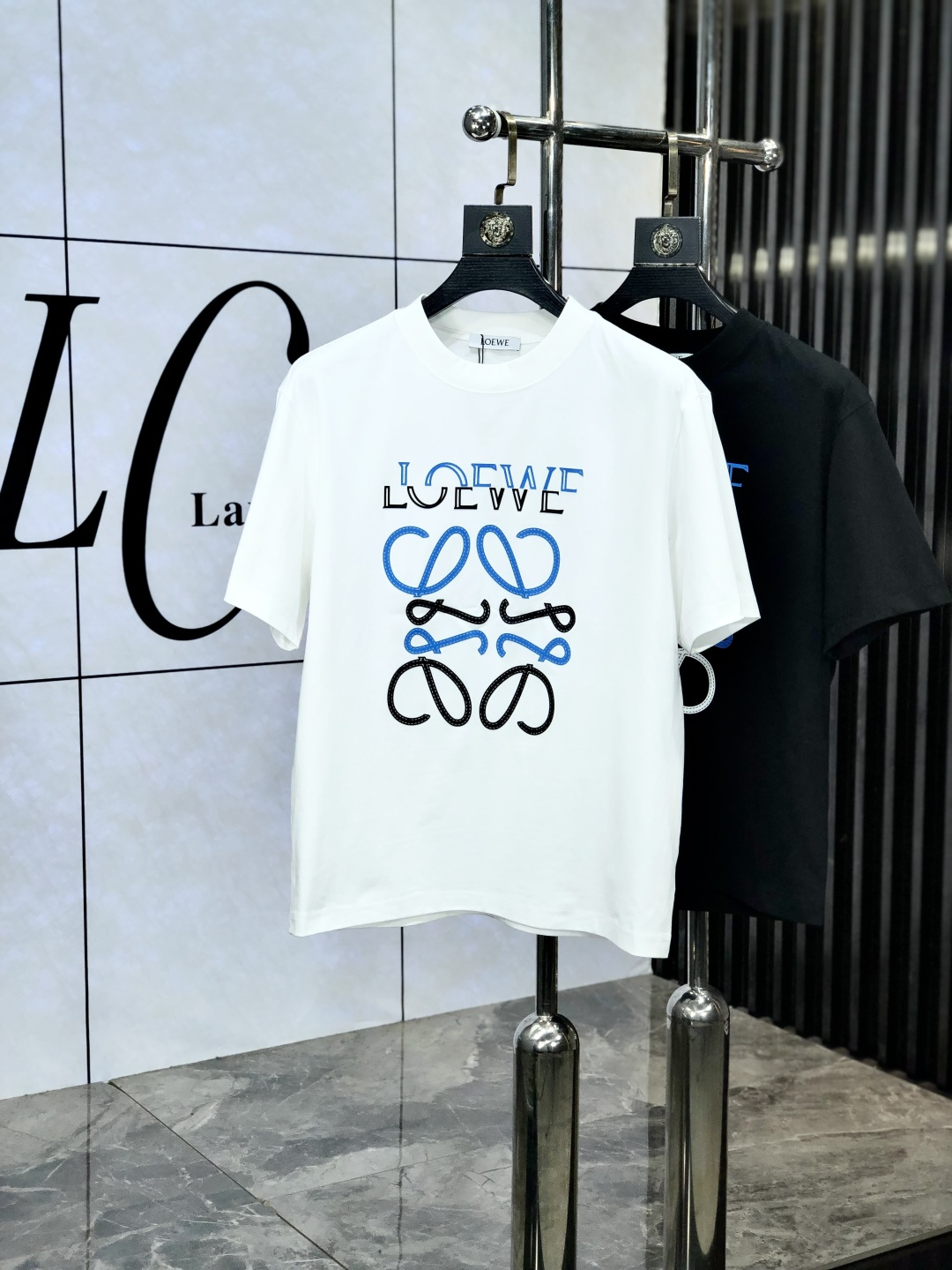 NO:154697,. Luo Yiwei. Wear 200 kilograms. Top-grade products. 2025 spring and summer new style first-time counter latest short-sleeved round-neck T-shirt. High-end customization. Avant-garde and fashionable design!  Brand logo heavy craftsmanship design, high-end customized original European cotton fabric, soft feel, comfortable to wear. K1 counter-level exquisite car line. Fine workmanship, invincible and handsome upper body effect!  A must-have item for handsome men!  Count s-xxxL.s wear 175/130, loewe, T-shirt,tees, t-shirt,alexander wang19860909.罗意威.穿200斤.顶级货品2025春夏新款首发专柜最新款短袖圆领T恤 高端订制 设计前卫时尚！品牌logo重工艺设计 高端定制原版欧棉面料.手感柔软.穿着舒适.k1专柜级别精致车线.做工精细.上身效果无敌帅气！型男必备单品！码数s-xxxL.s穿175/130,,loewe,T-shirt,tees，t-shirt,alexander wang,Men's clothing